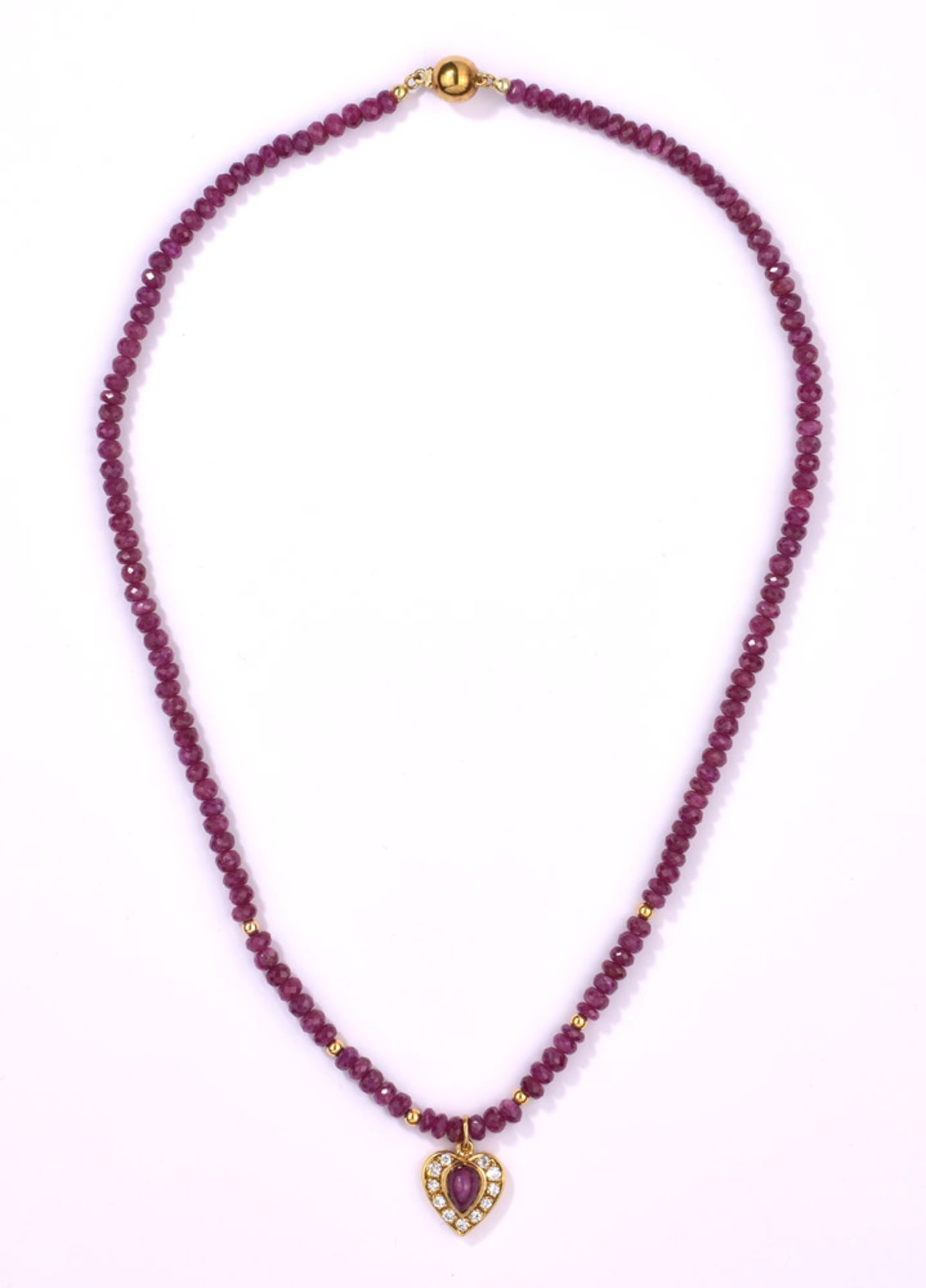 Rubinkette mit Herzanhänger585- Gelbgoldschließe und -anhänger. 11 Brillanten. L 46 cm.