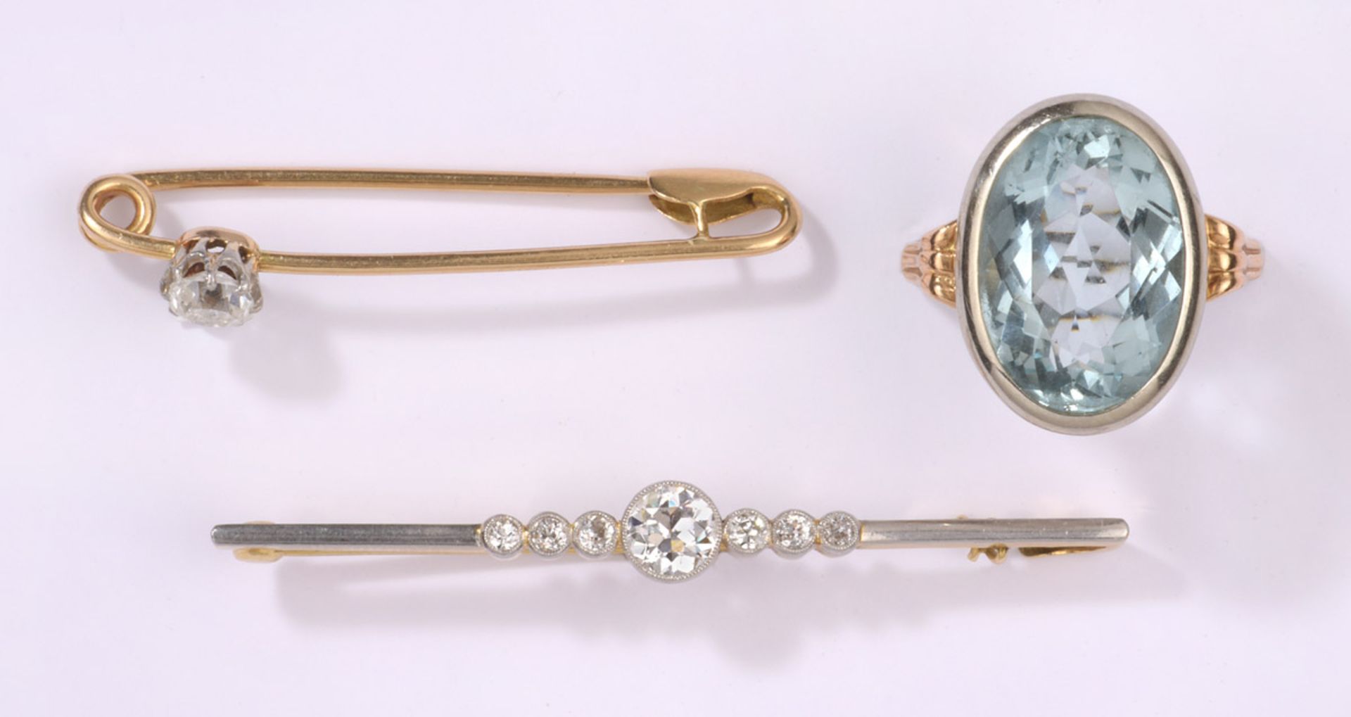 Aquamarinring und zwei Anstecknadeln585-Gelb- und Weißgold. Brillanten und Diamanten. L 5,5 cm