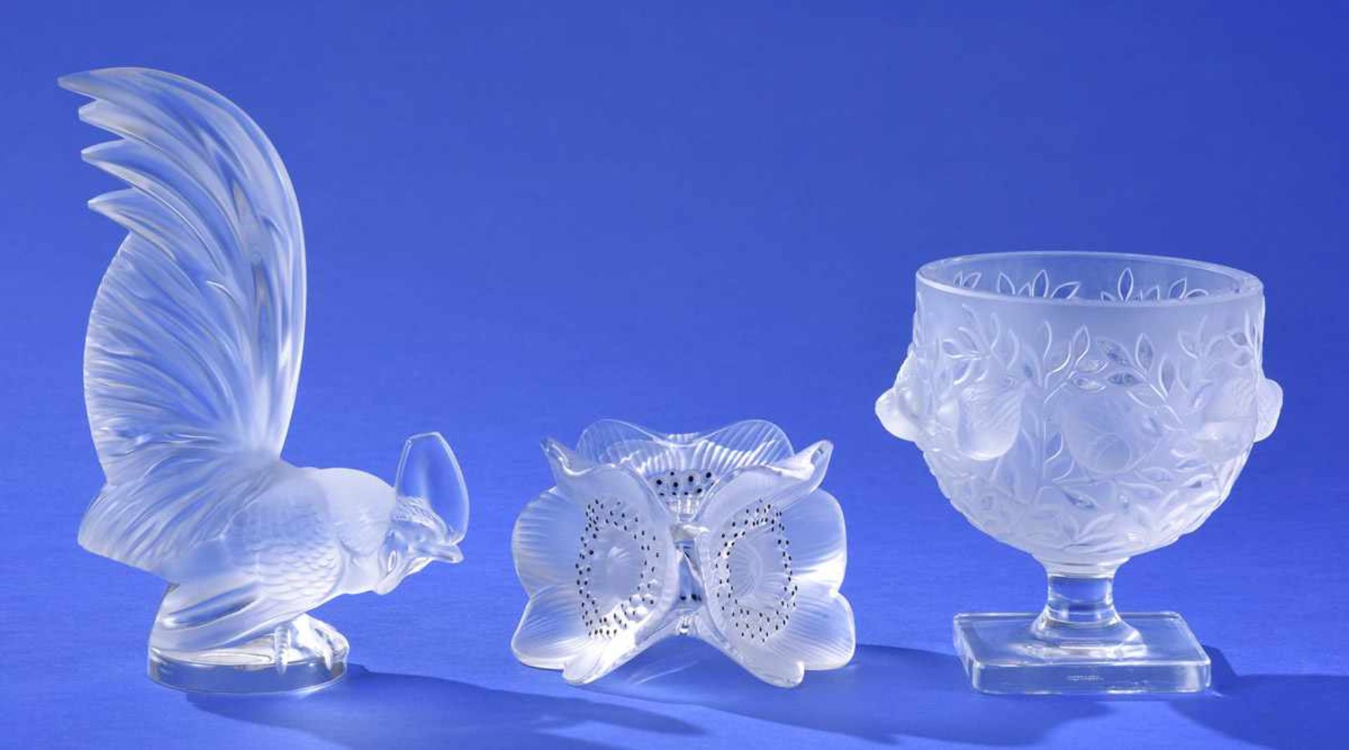 Hahn, Schale und Kerzenhalter Lalique 20. Jhdt.Gravierte Firmenmarke. H 20,5 cm, 14 cm und 8 cm.