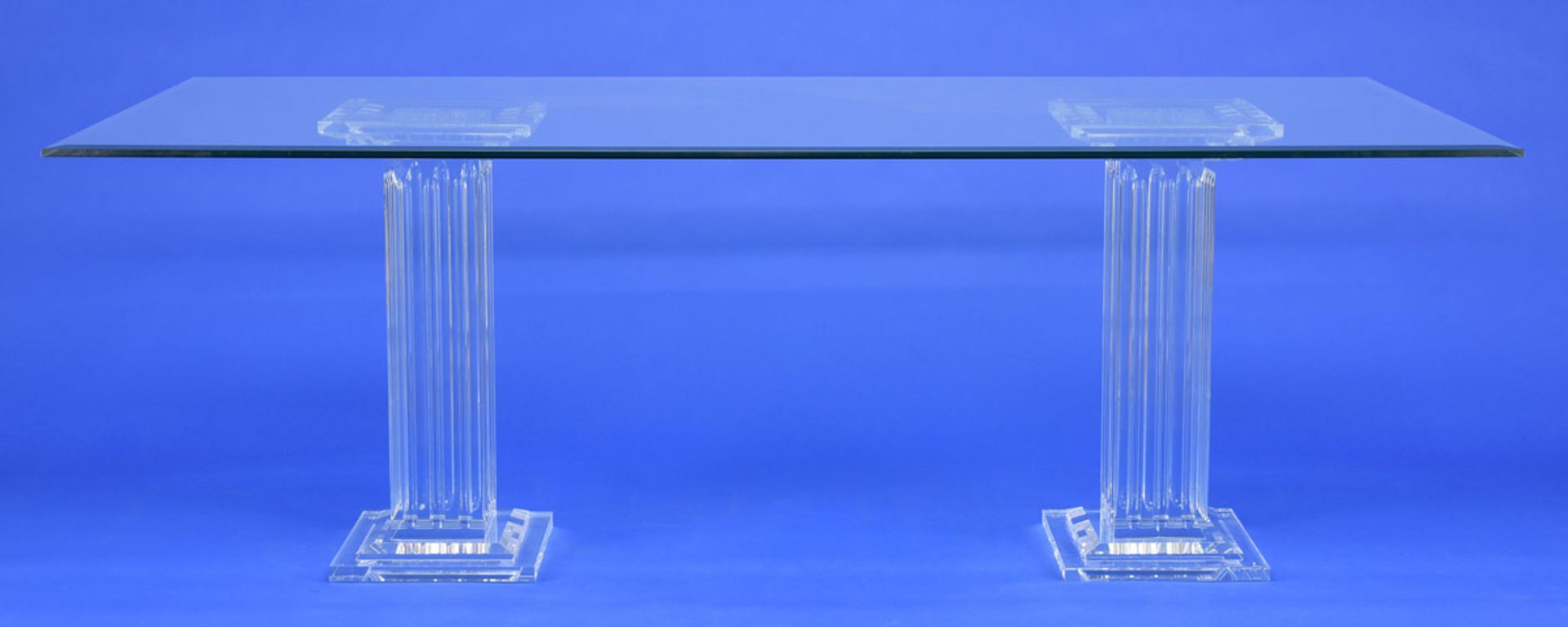 Tisch 20. Jhdt.Glasplatte auf zwei Plexiglassäulen. H 77 cm, L 220 cm, T 110 cm.
