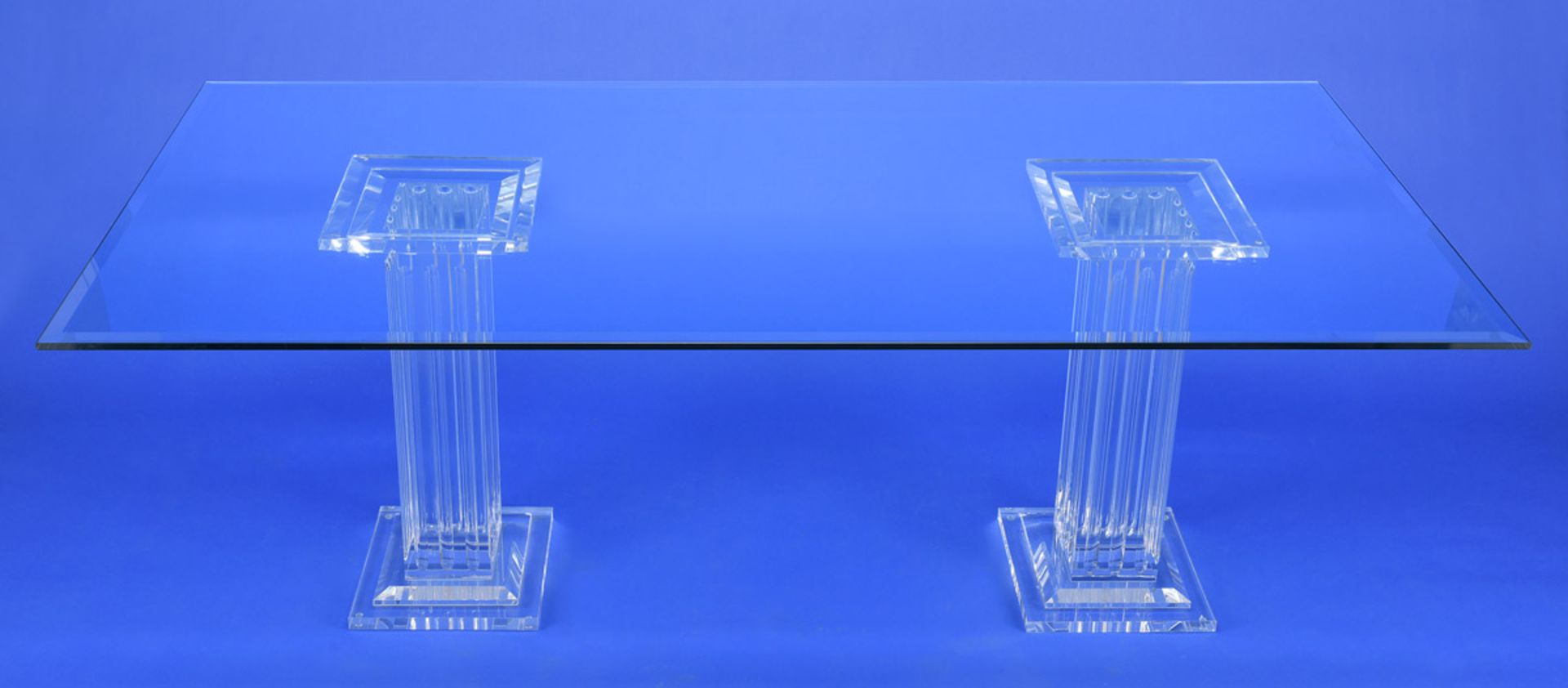 Tisch 20. Jhdt.Glasplatte auf zwei Plexiglassäulen. H 77 cm, L 220 cm, T 110 cm. - Image 2 of 3