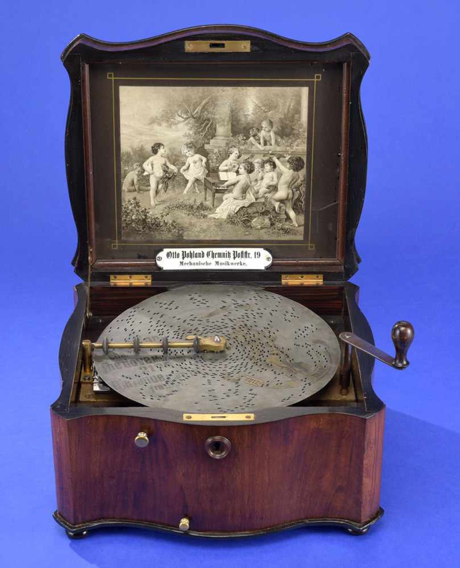 Plattenspieluhr der Marke Polyphon Um 1900Allseitig bewegtes Nussbaumgehäuse mit Zierintarsien.