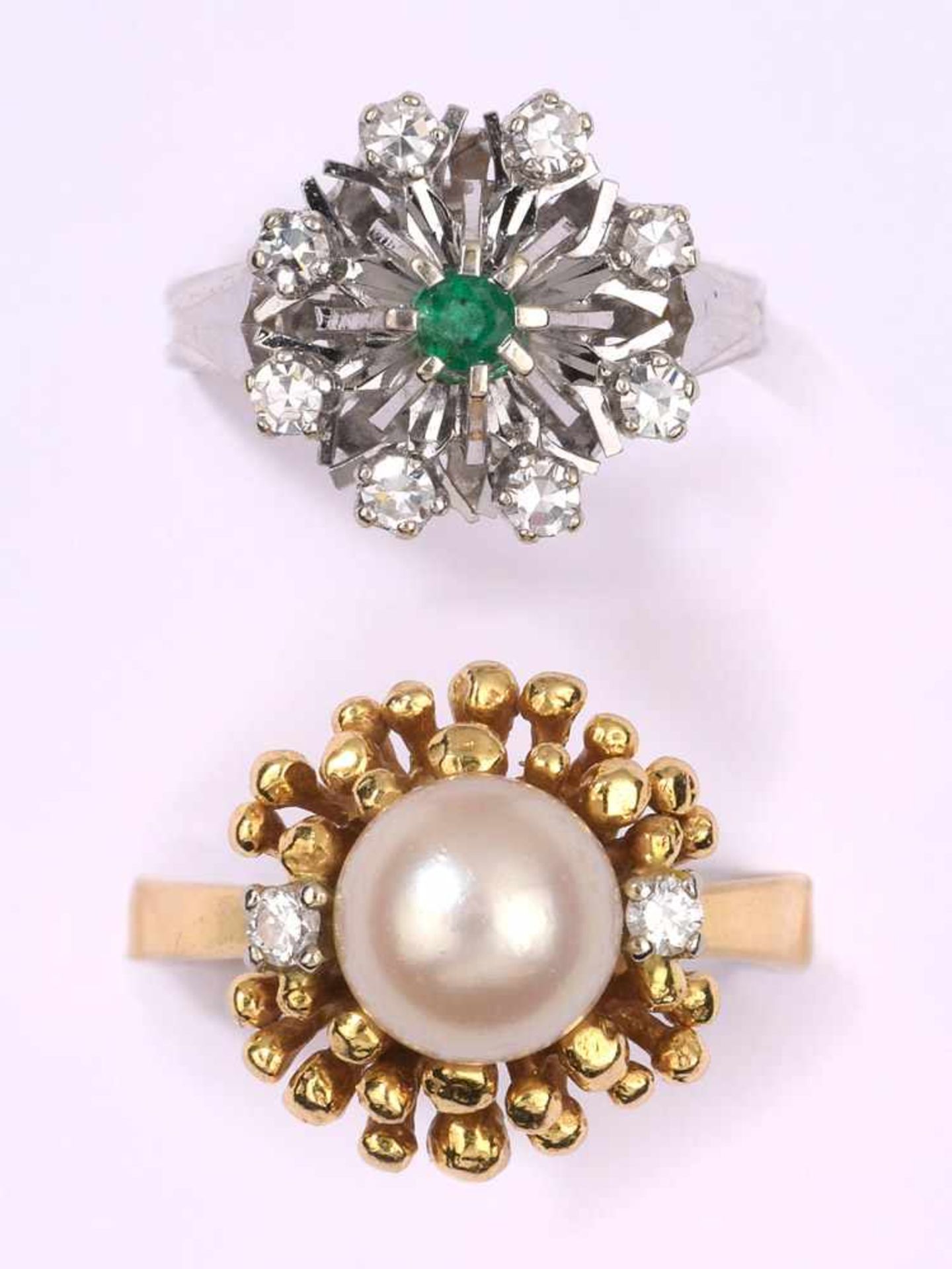Zwei Ringe750- Gelb- und Weißgold, Smaragd, Perle und Diamanten.