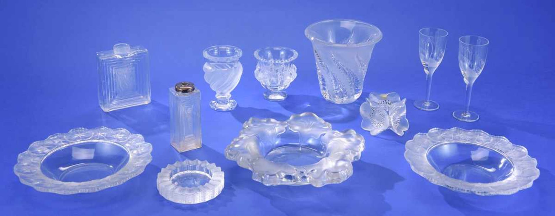 Lalique-Konvolut 12 TeileVasen, Schalen, Kerzenhalter und Gläser. Alle Teile signiert. Eine Schale