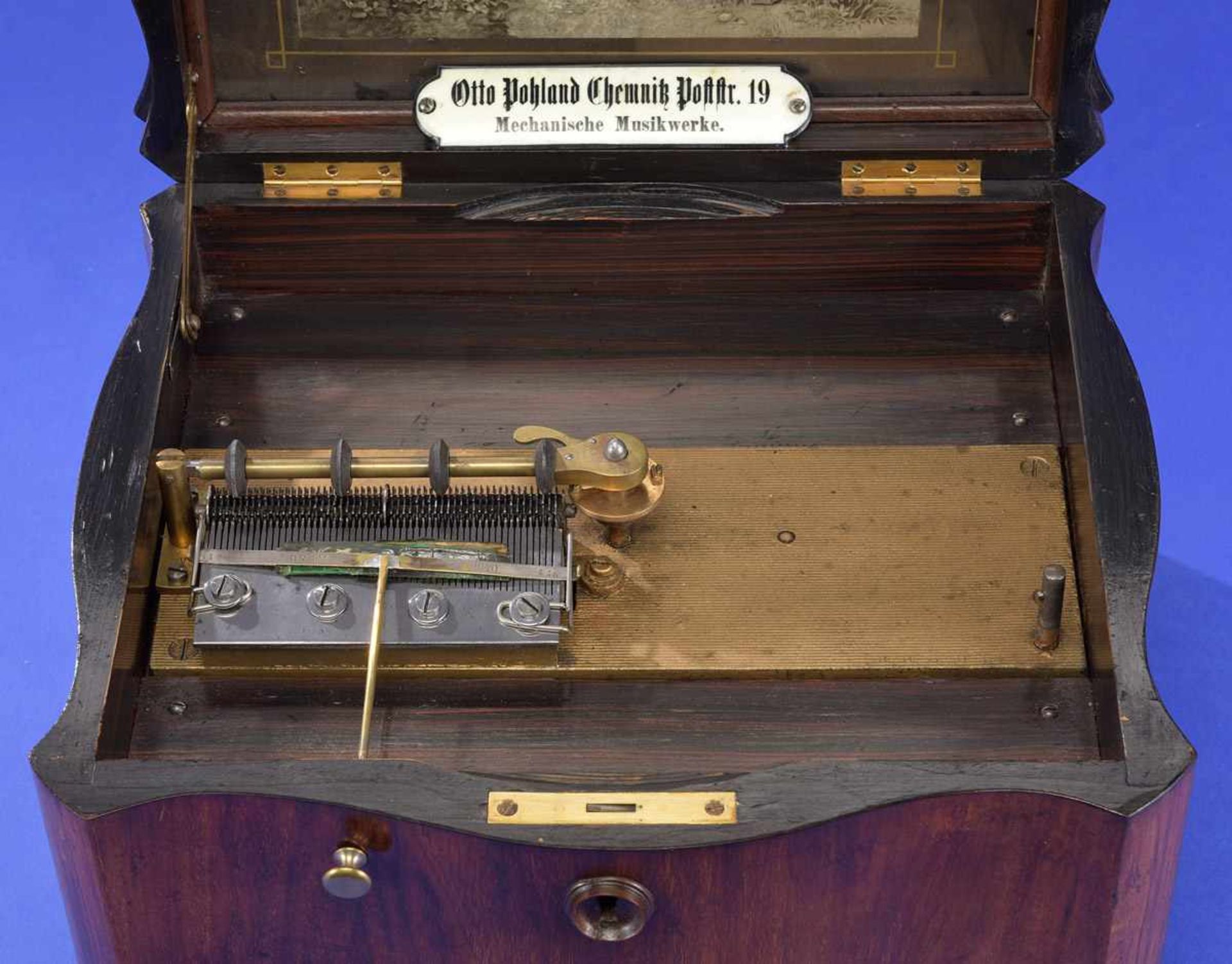 Plattenspieluhr der Marke Polyphon Um 1900Allseitig bewegtes Nussbaumgehäuse mit Zierintarsien. - Bild 3 aus 3