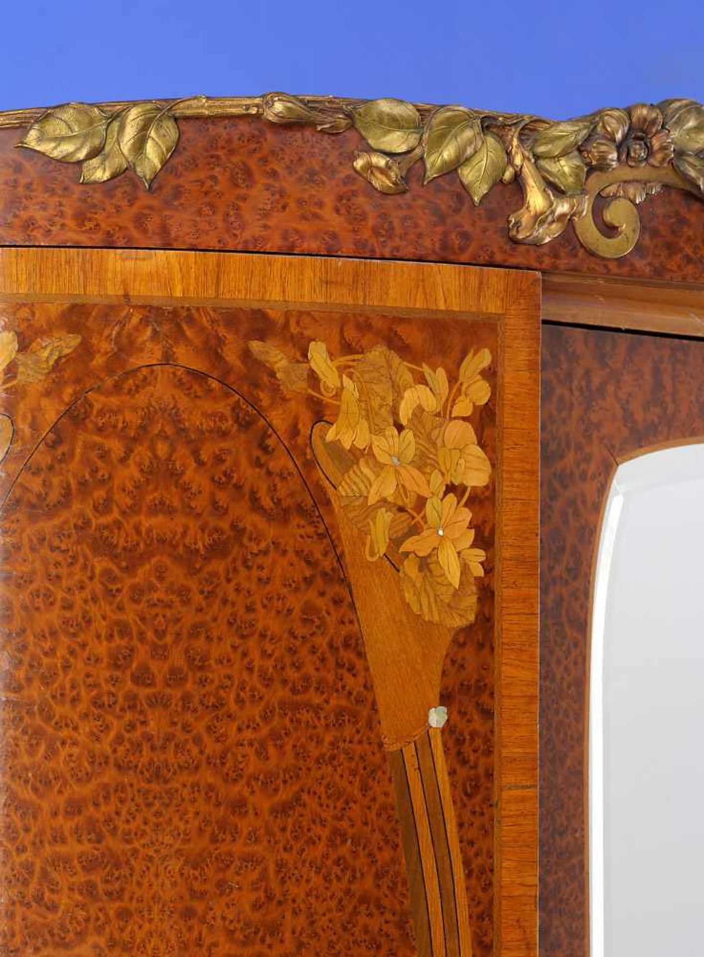 Jugendstil-Spiegelschrank Um 1900Dreitüriger, leicht gebogter Korpus mit vergoldeten - Bild 2 aus 2