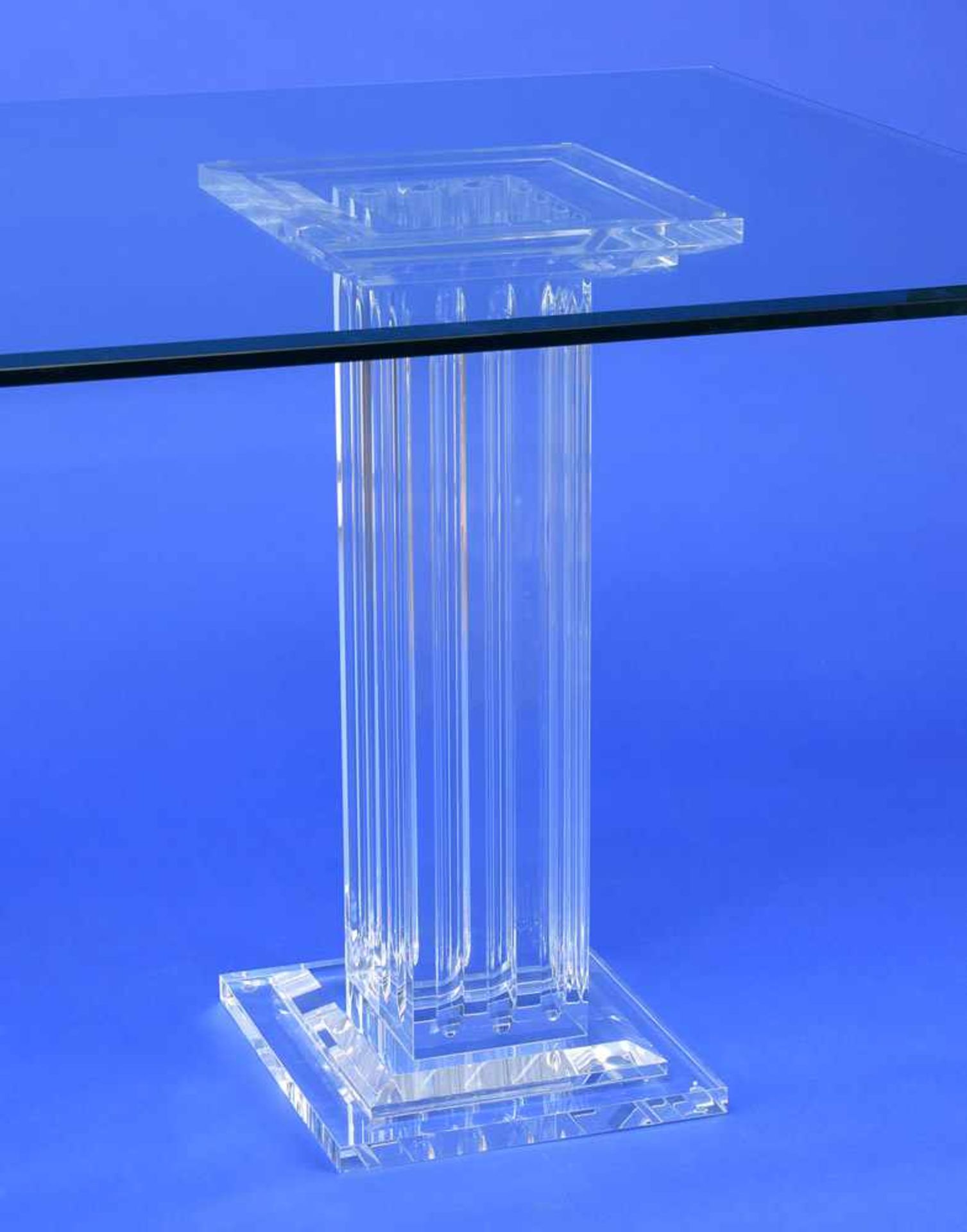 Tisch 20. Jhdt.Glasplatte auf zwei Plexiglassäulen. H 77 cm, L 220 cm, T 110 cm. - Image 3 of 3