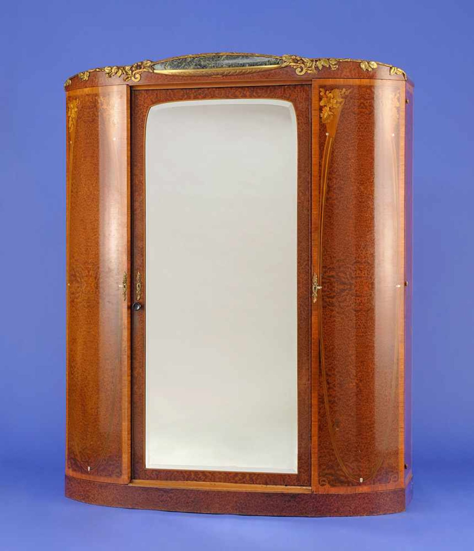 Jugendstil-Spiegelschrank Um 1900Dreitüriger, leicht gebogter Korpus mit vergoldeten