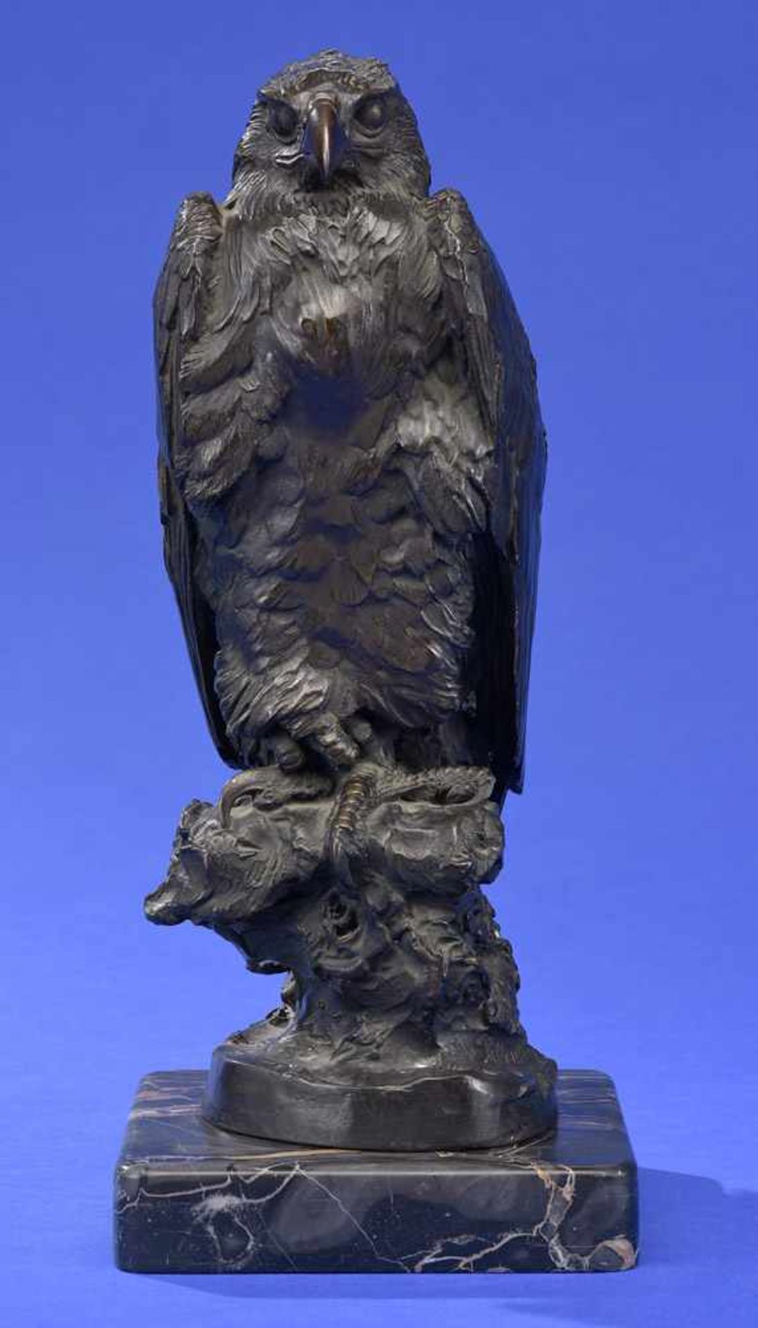 Pallenberg, Josef 1882 Köln - 1946 DüsseldorfSteinadler.Bronze. Signiert. Marmorsockel. H 35 cm. - Bild 2 aus 3