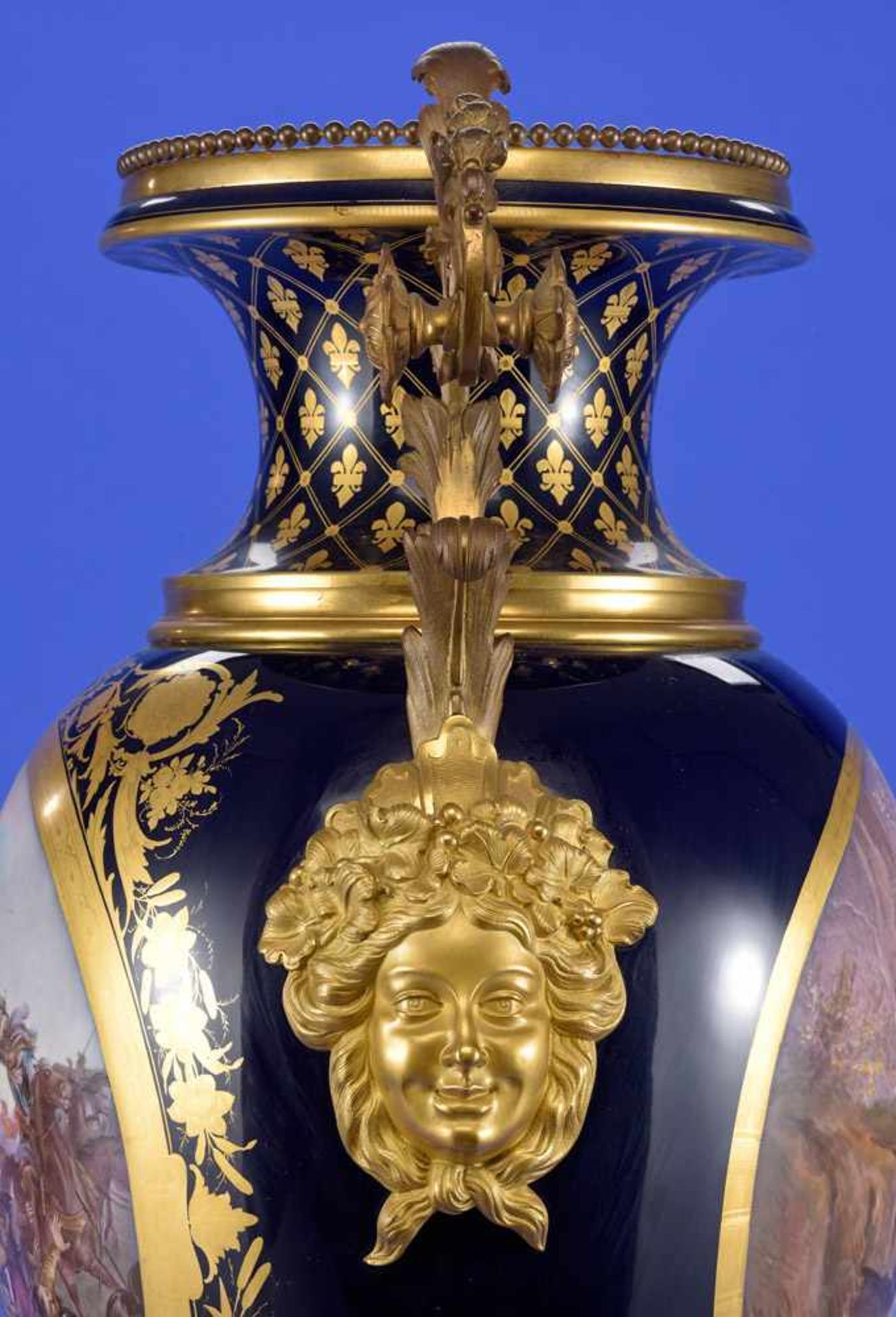 Große Vase im Sèvres-Stil Frankreich, Ende 19. Jhdt.Kobaltblauer Fond mit goldradiertem Dekor. - Bild 3 aus 4