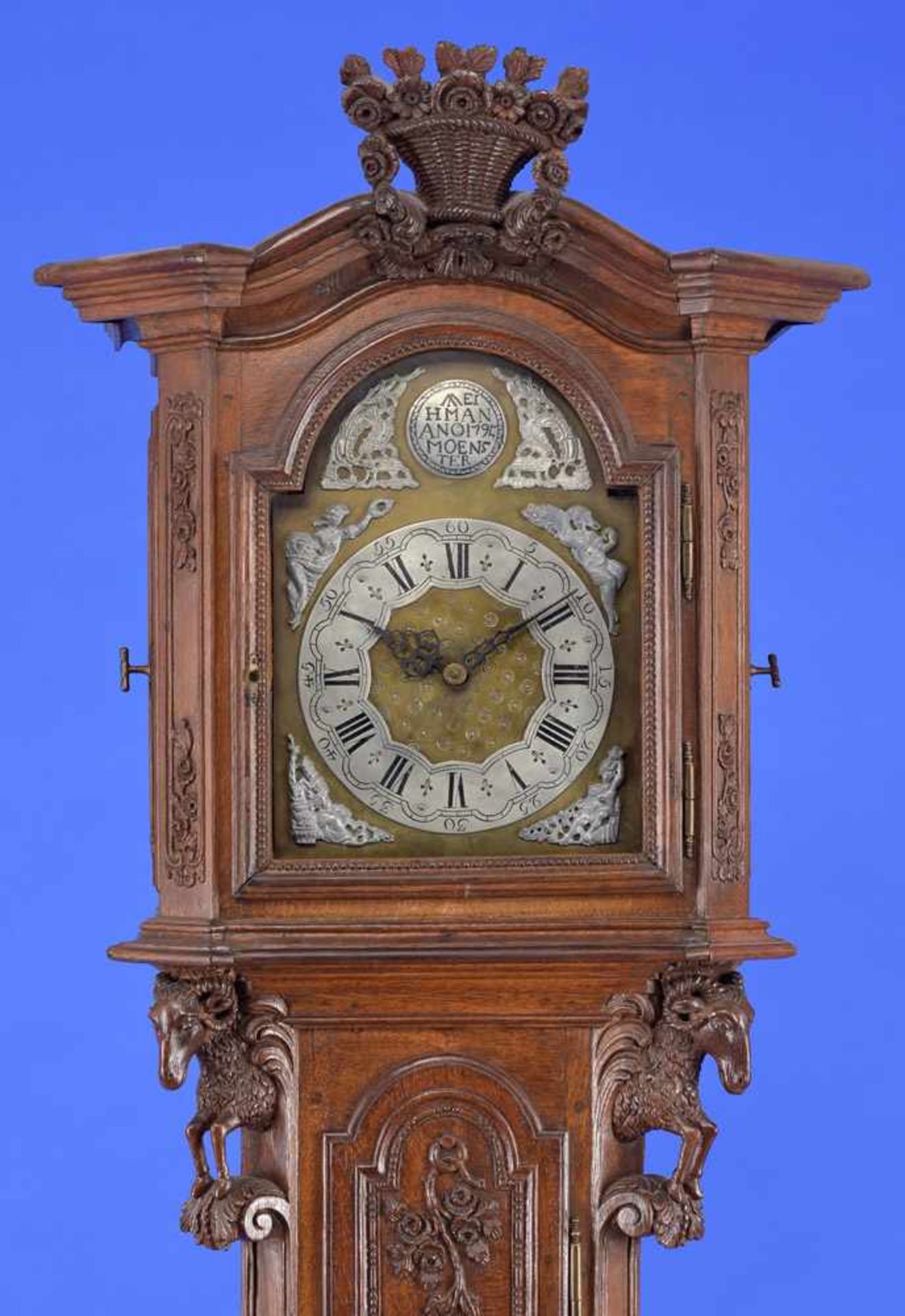 Standuhr von Eihman in Münster, 1795Fein geschnitzter Eichenkorpus mit plastischen Widdern. - Bild 2 aus 4