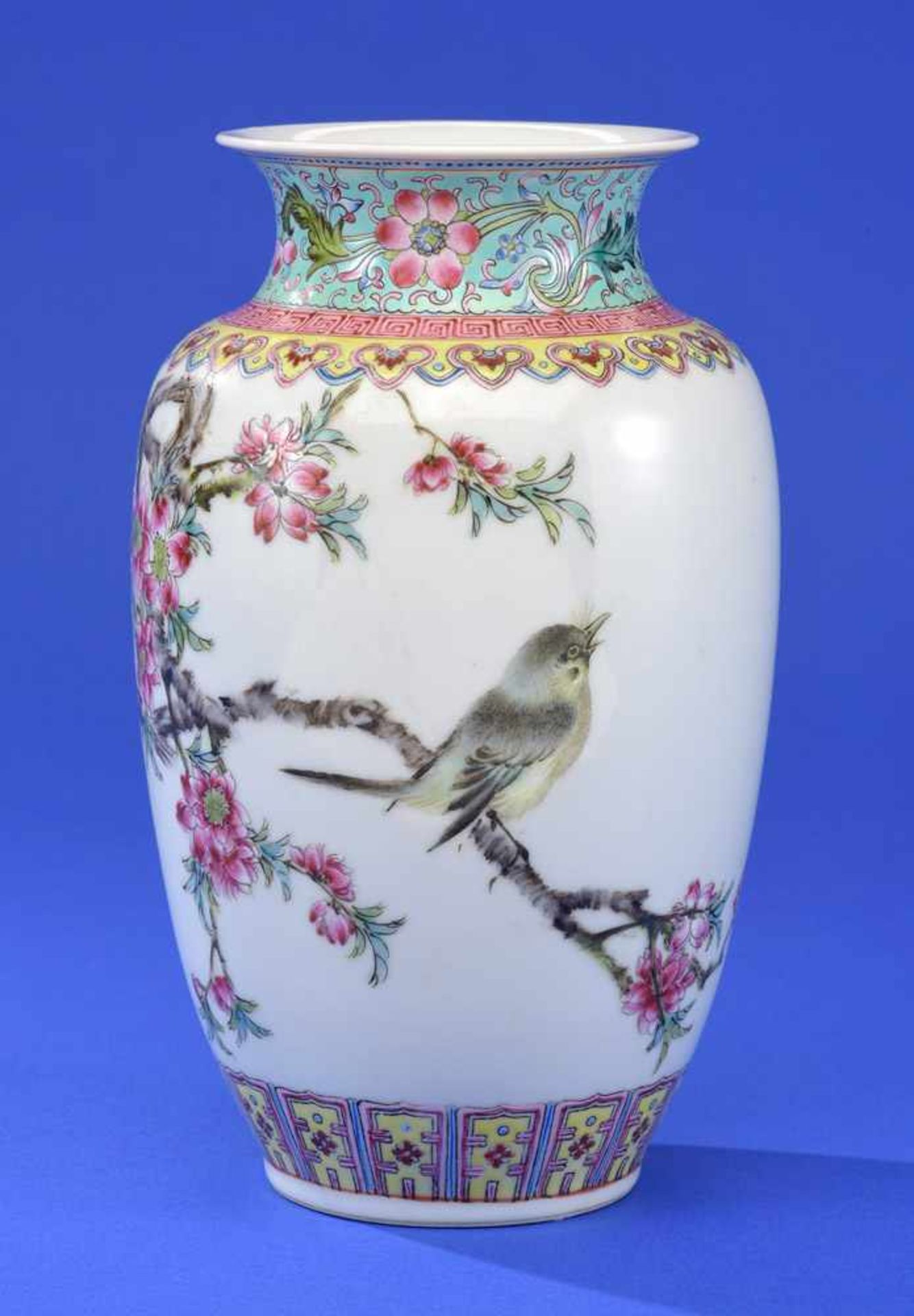 Vase China, Anfang 20. Jhdt.Fein bemalt. Bodenmarke. H 22,5 cm.