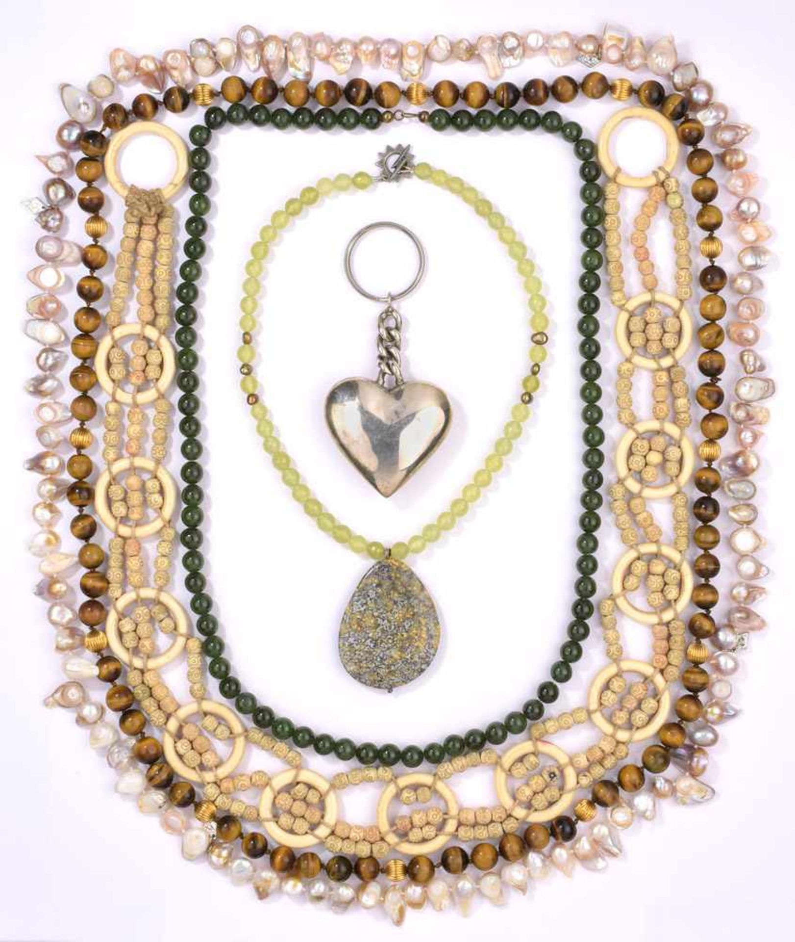 Vier Halsketten, Silber-Herzanhänger und ElfenbeingürtelTigerauge, Jade, Perlen u.a. L 108 cm u.