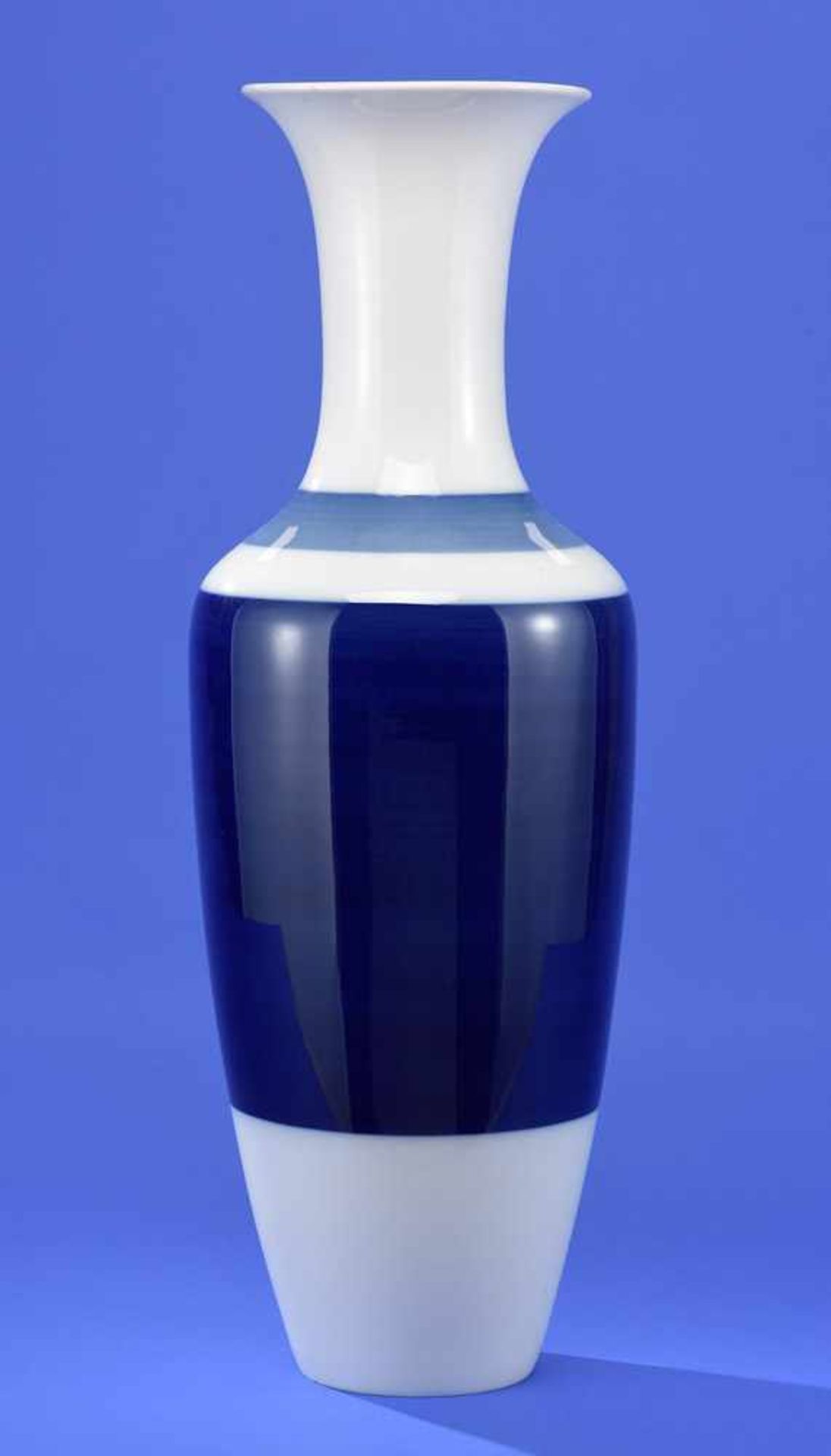 KPM-Bodenvase (Asia)Zeptermarke und Reichsapfel in blau. H 70 cm.