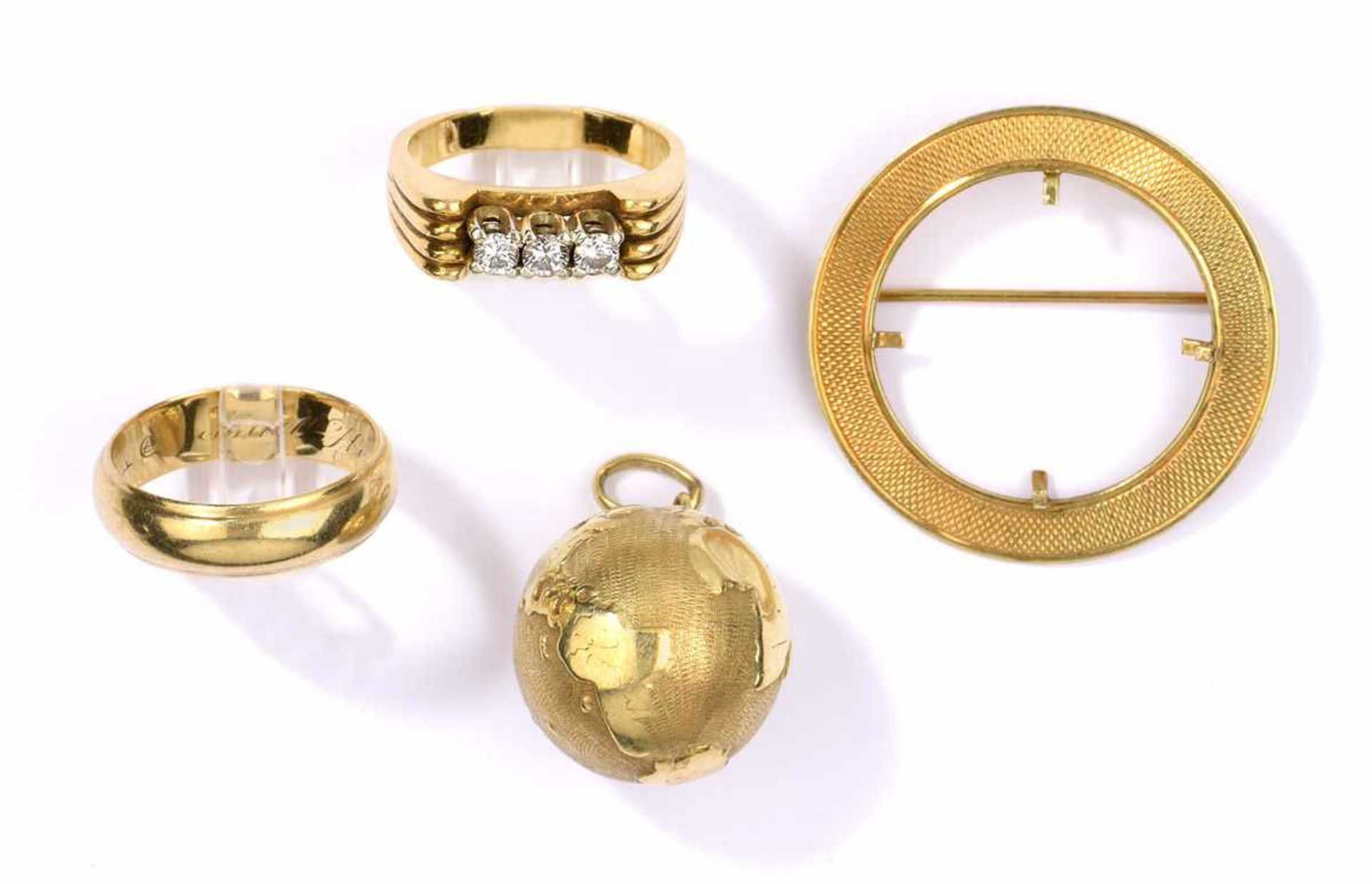 Brosche, Anhänger und zwei Ringe750- und 585-Gelbgold, drei Brillanten, zus. 24 g.