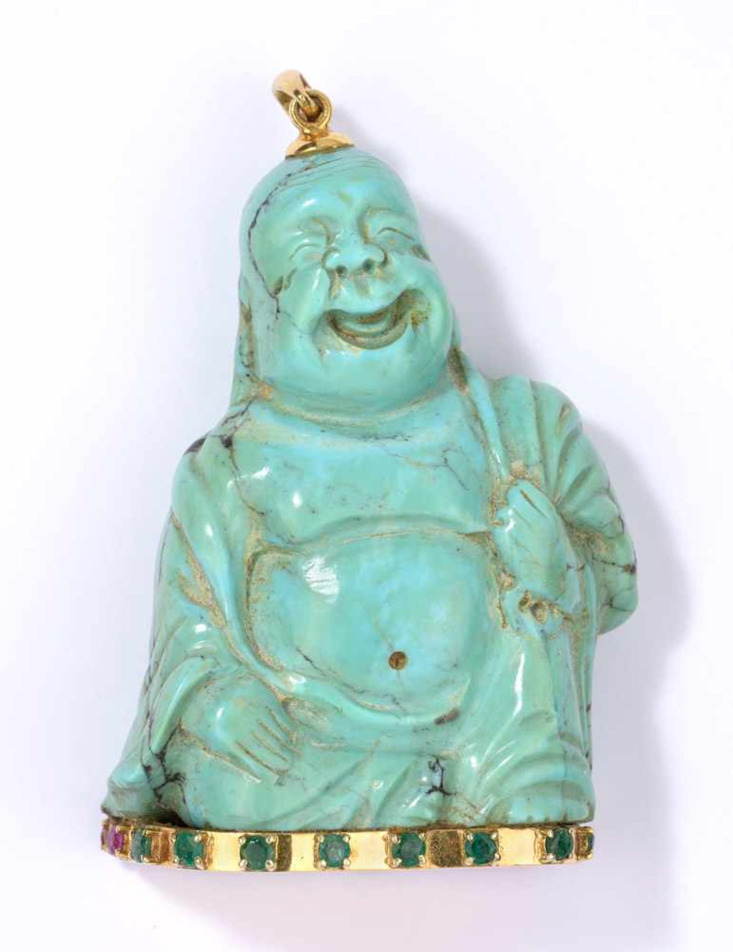 Buddha-AnhängerTürkis-Buddha. 750-Gelbgoldmontierung, besetzt mit Smaragden und Rubinen. H 5,5 cm.