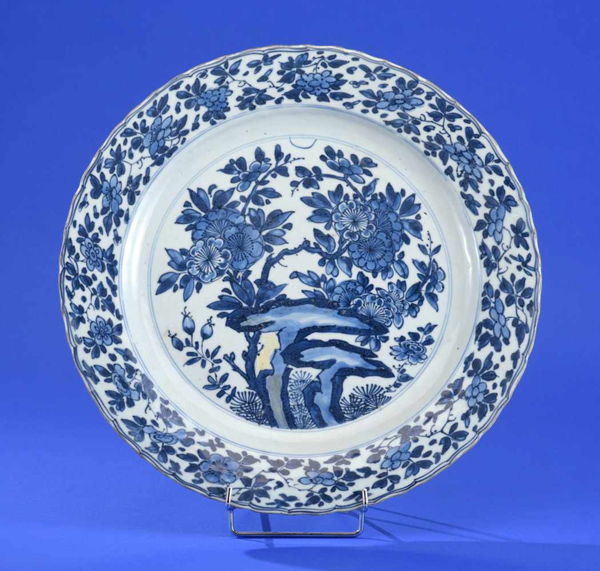 Sammlung von 12 Platten und Tellern China, überwiegend 18. Jhdt.Individuelles Dekor. Ø 37 cm und - Image 2 of 2