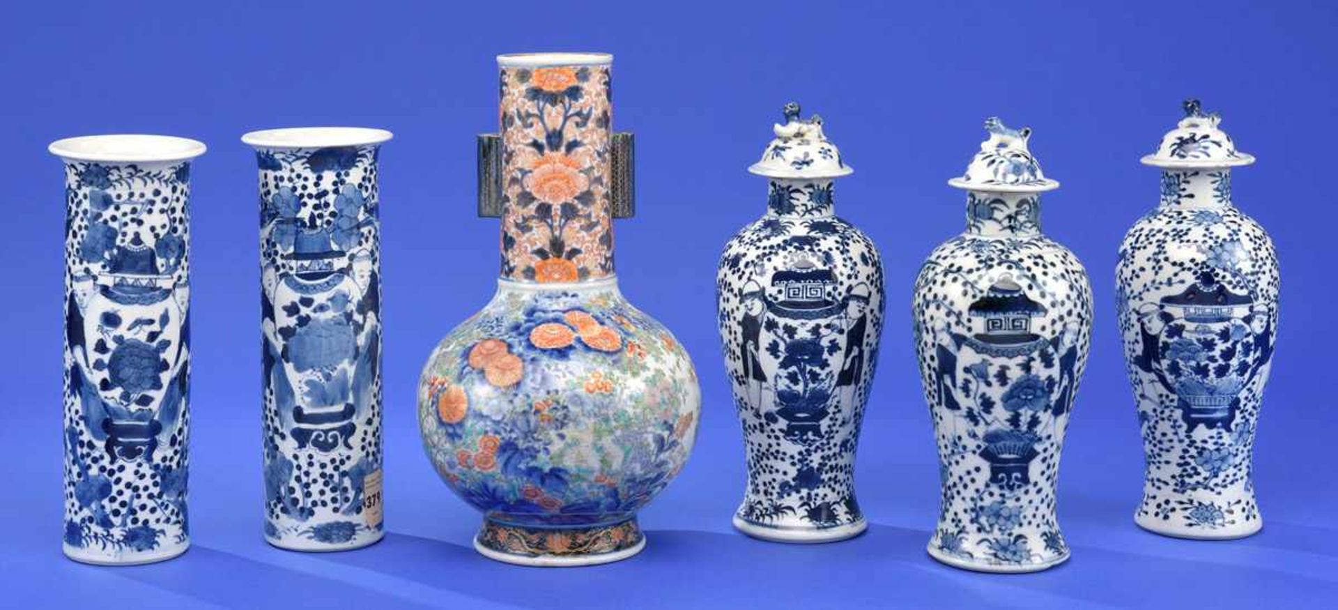 Sechs Vasen China und Japan, Ende 19. Jhdt.Bodenmarken. H 32 cm und kleiner.