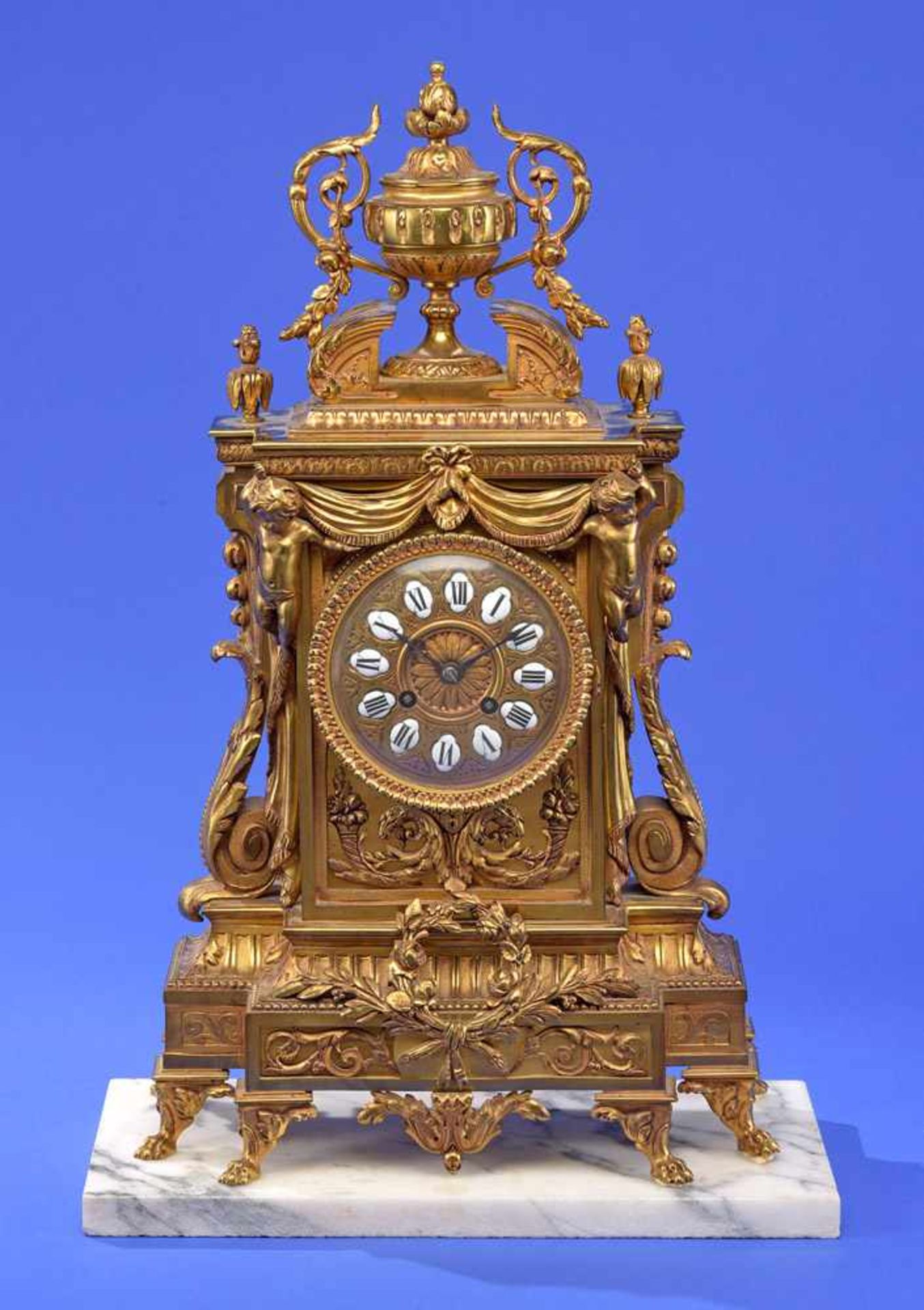 Pendule Frankreich, Ende 19. Jhdt.Vergoldetes Bronzegehäuse. Zifferblatt mit römischen