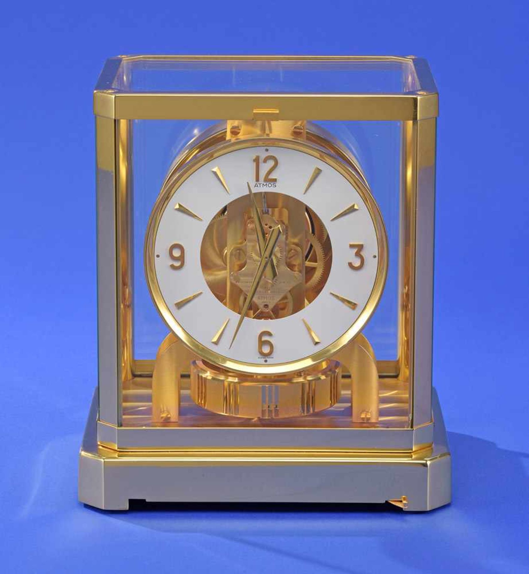 Tischuhr von Jaeger LeCoultre, AtmosVergoldet, allseitig verglast. Intakt. H 23,5 cm, B 21 cm, T