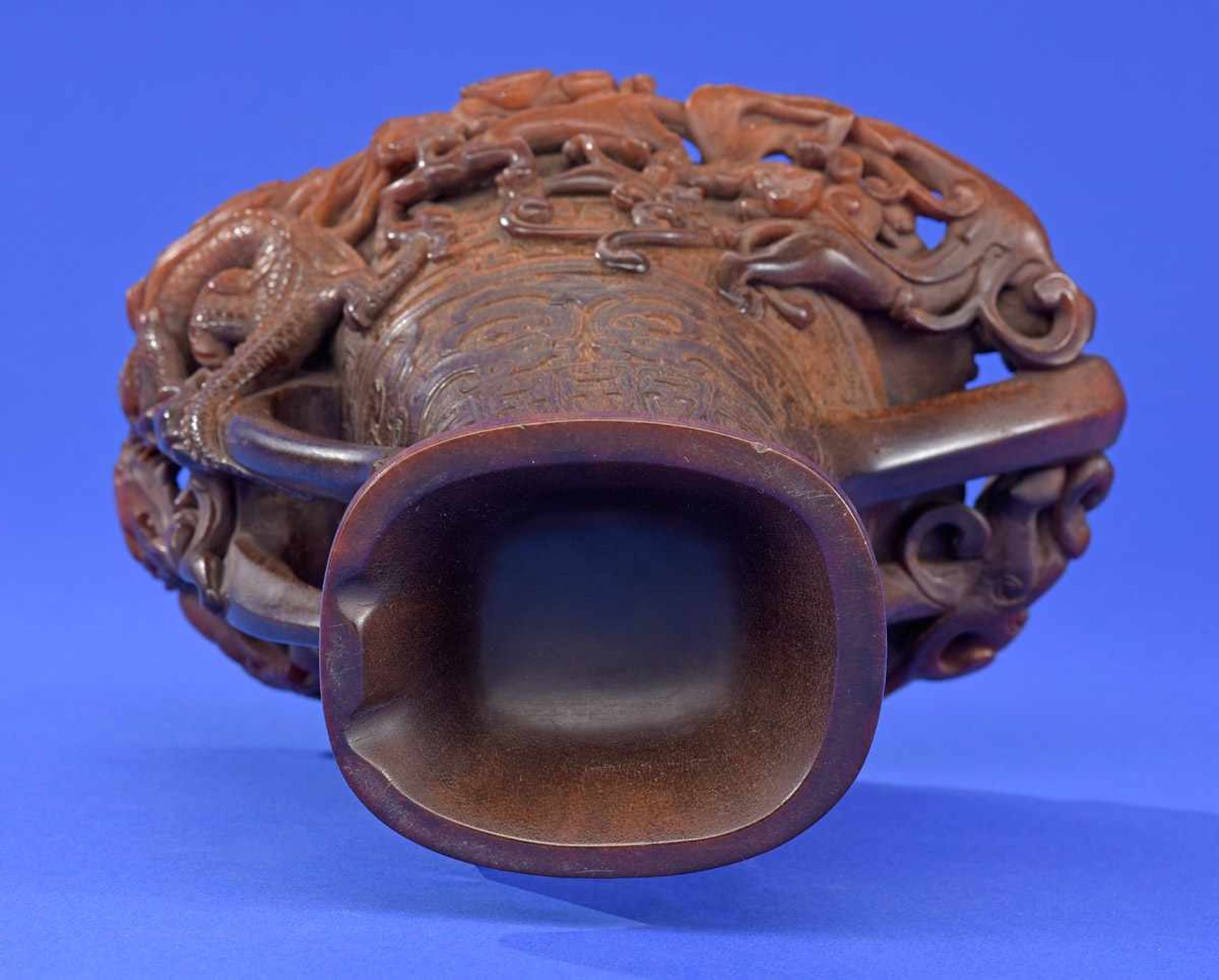 Rhinozeros-Libationsgefäß China 19. Jhdt.Fein, zum Teil durchbrochen geschnitzt im archaischen - Bild 8 aus 8