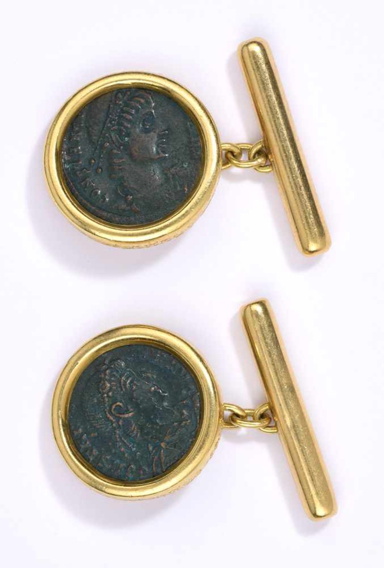 Ein Paar Manschettenknöpfe mit antiken Münzen750-Gelbgoldfassungen. Ø 1,8 cm.