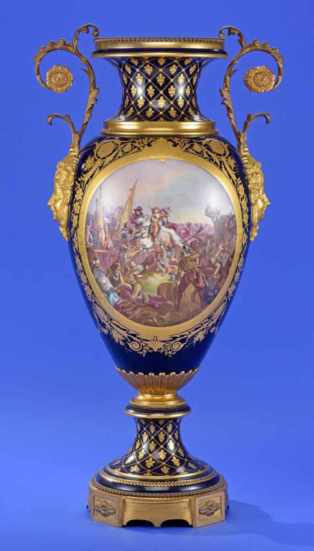 Große Vase im Sèvres-Stil Frankreich, Ende 19. Jhdt.Kobaltblauer Fond mit goldradiertem Dekor.