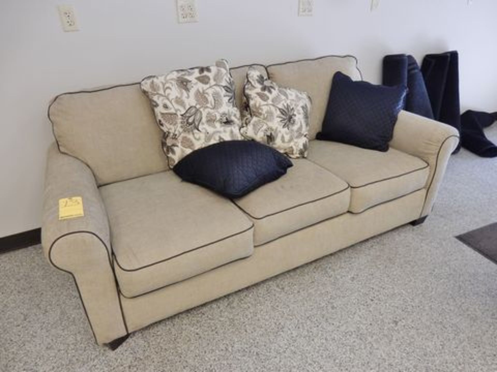 3-CUSHION SOFA W/PILLOWS