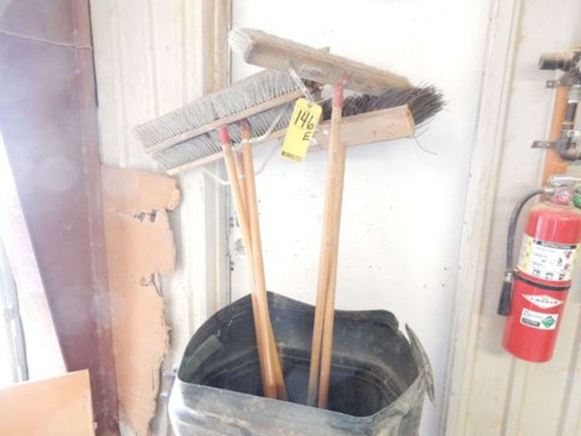 LOT SHOP BROOMS