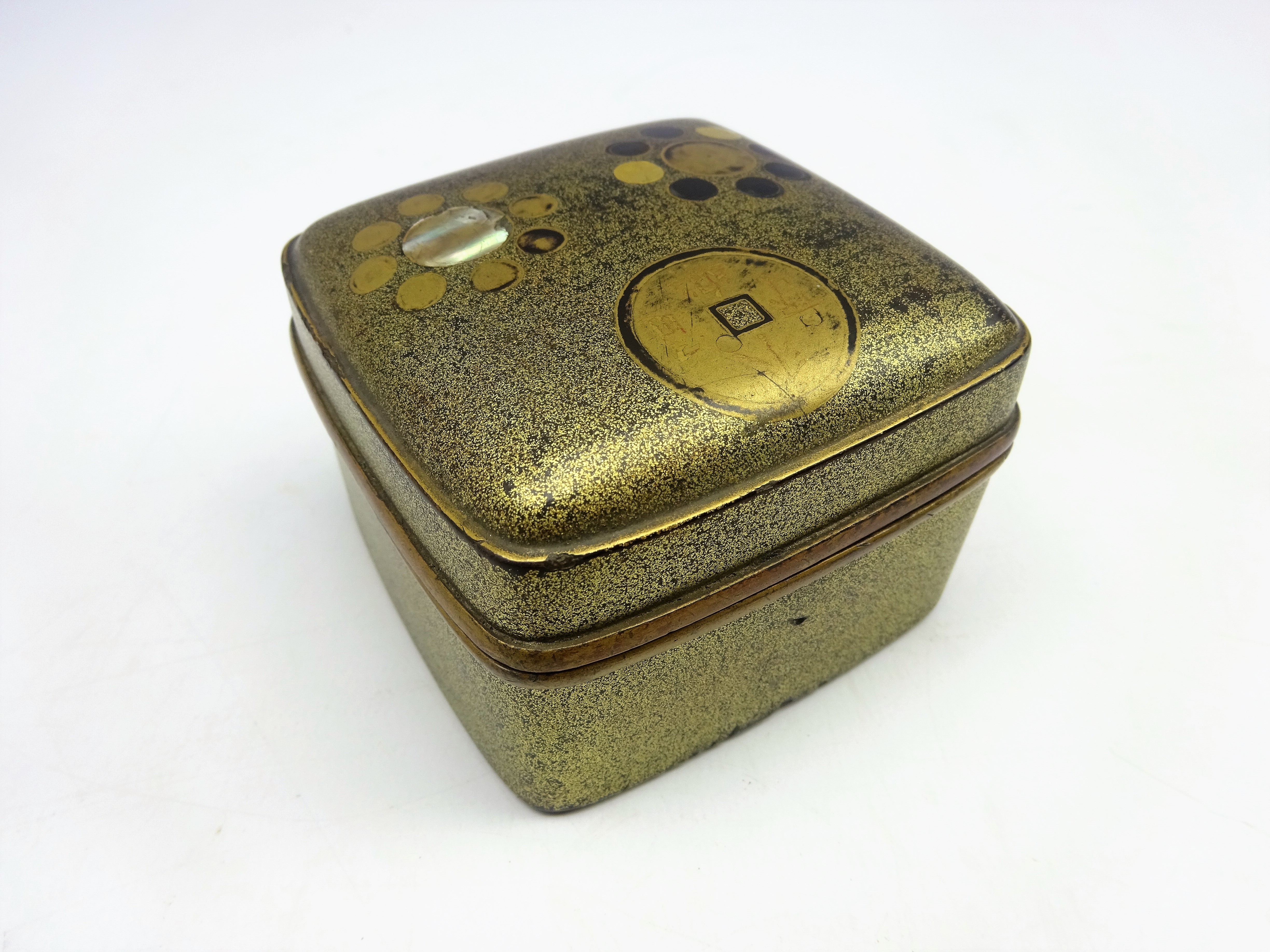 Japanese square lacquer box and cover, Edo period decorated in gold,