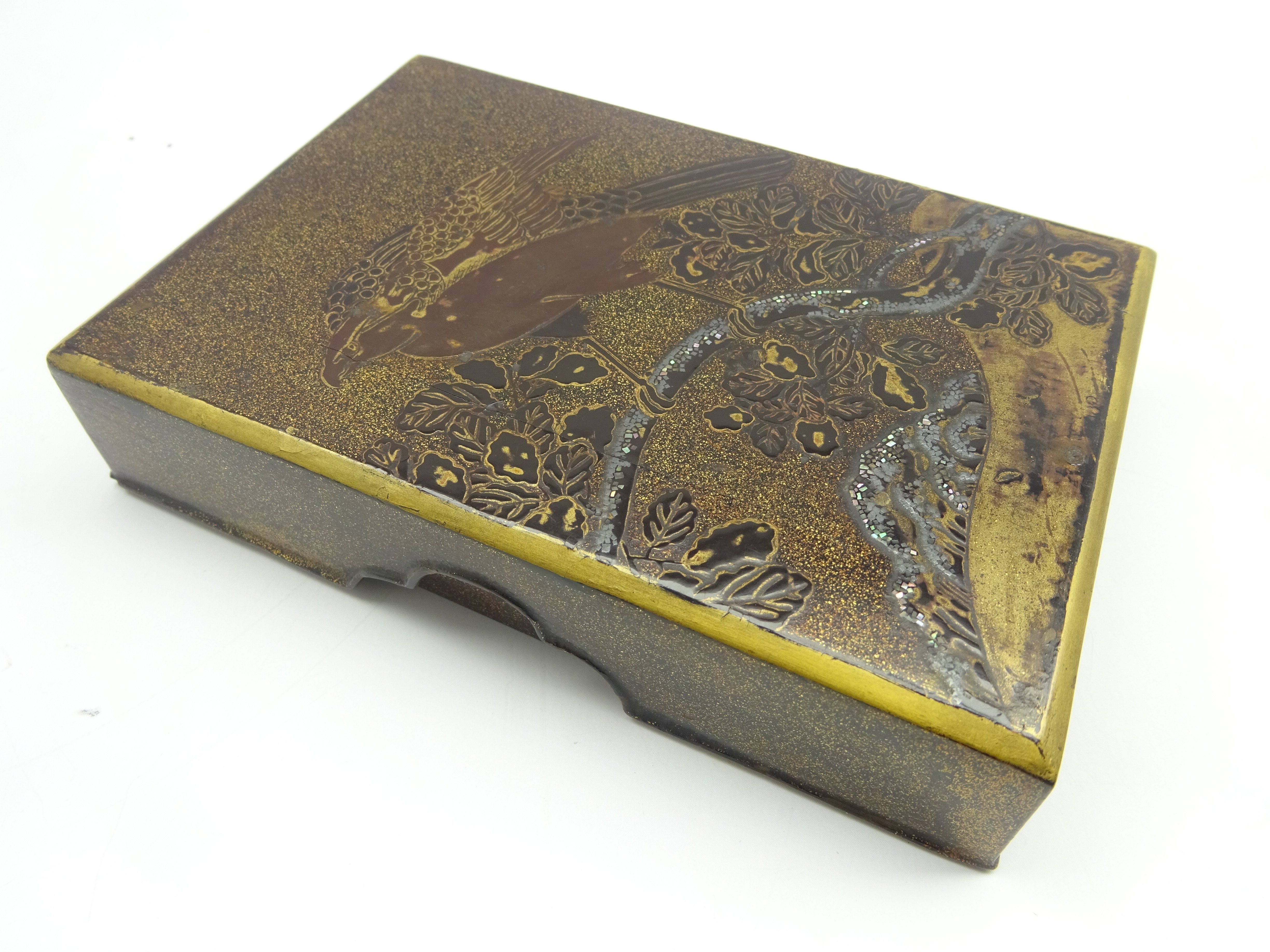 Another Japanese lacquer box, Edo period (18th Century) with a falcon on a flowering branch in gold, - Image 3 of 3