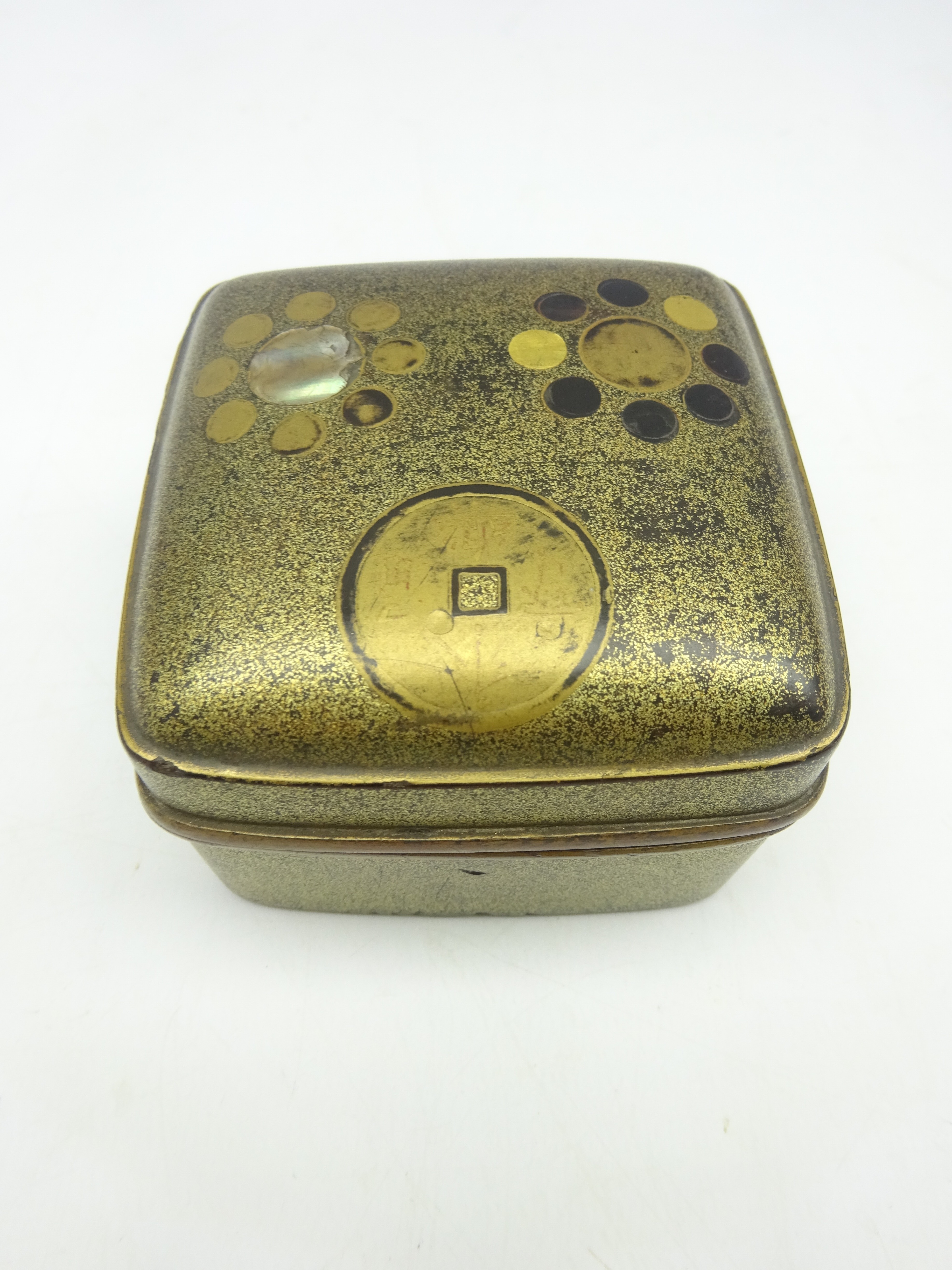 Japanese square lacquer box and cover, Edo period decorated in gold, - Image 3 of 3