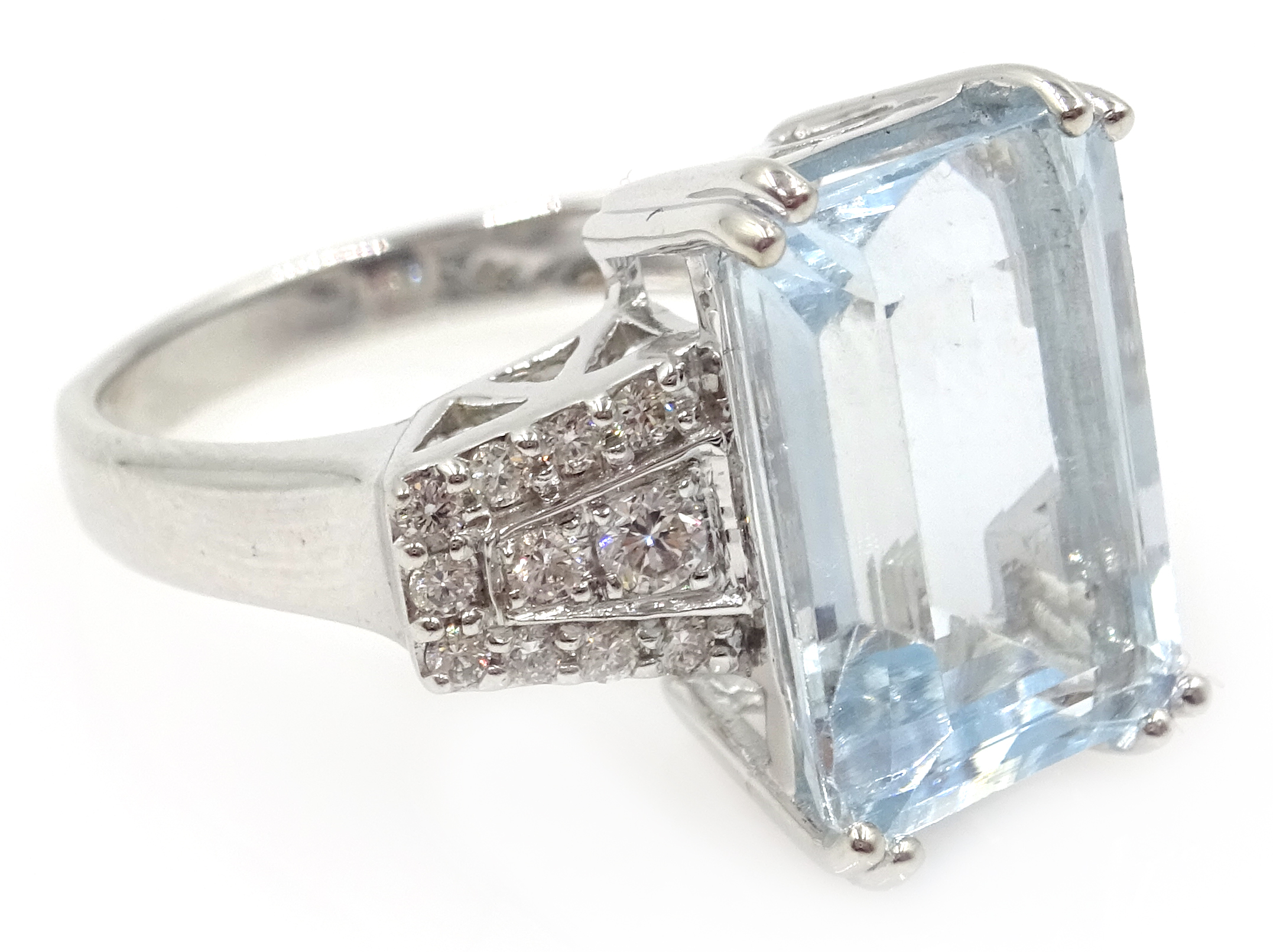 18ct white gold (tested) aquamarine and diamond ring, aquamarine approx 6. - Image 2 of 5