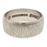 18ct white gold bark effect wedding band, hallmarked, approx 6.