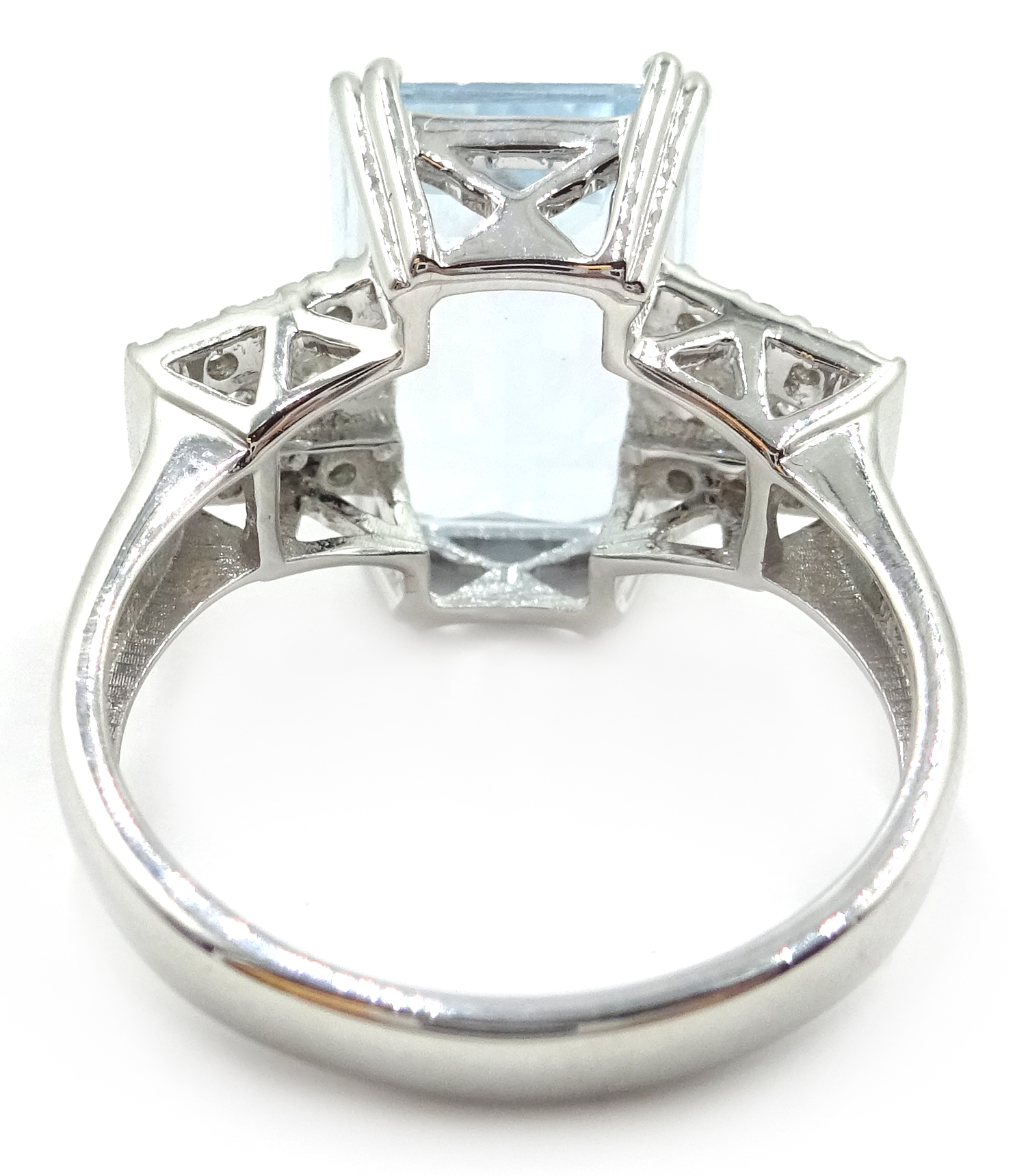 18ct white gold (tested) aquamarine and diamond ring, aquamarine approx 6. - Image 5 of 5