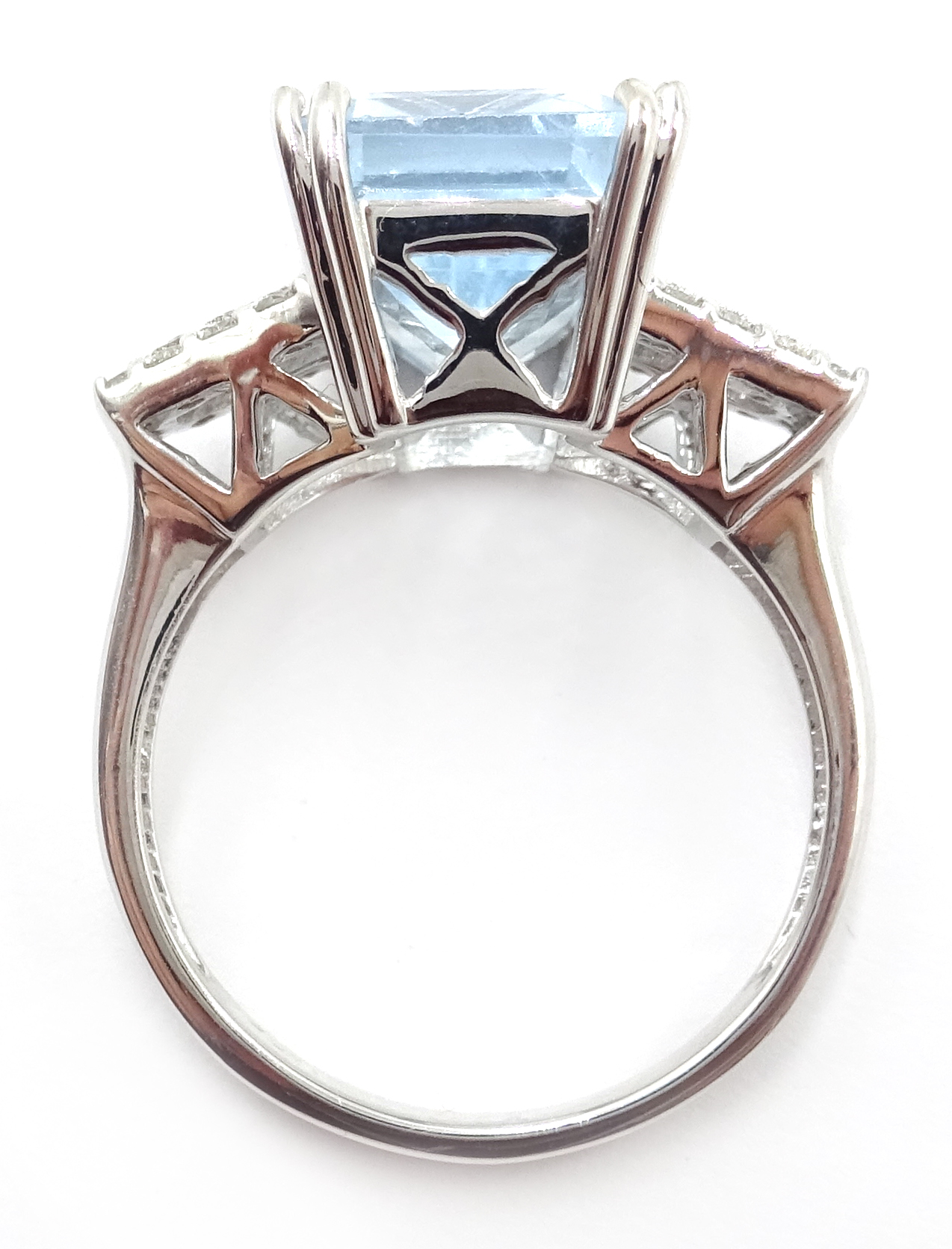 18ct white gold (tested) aquamarine and diamond ring, aquamarine approx 6. - Image 4 of 5