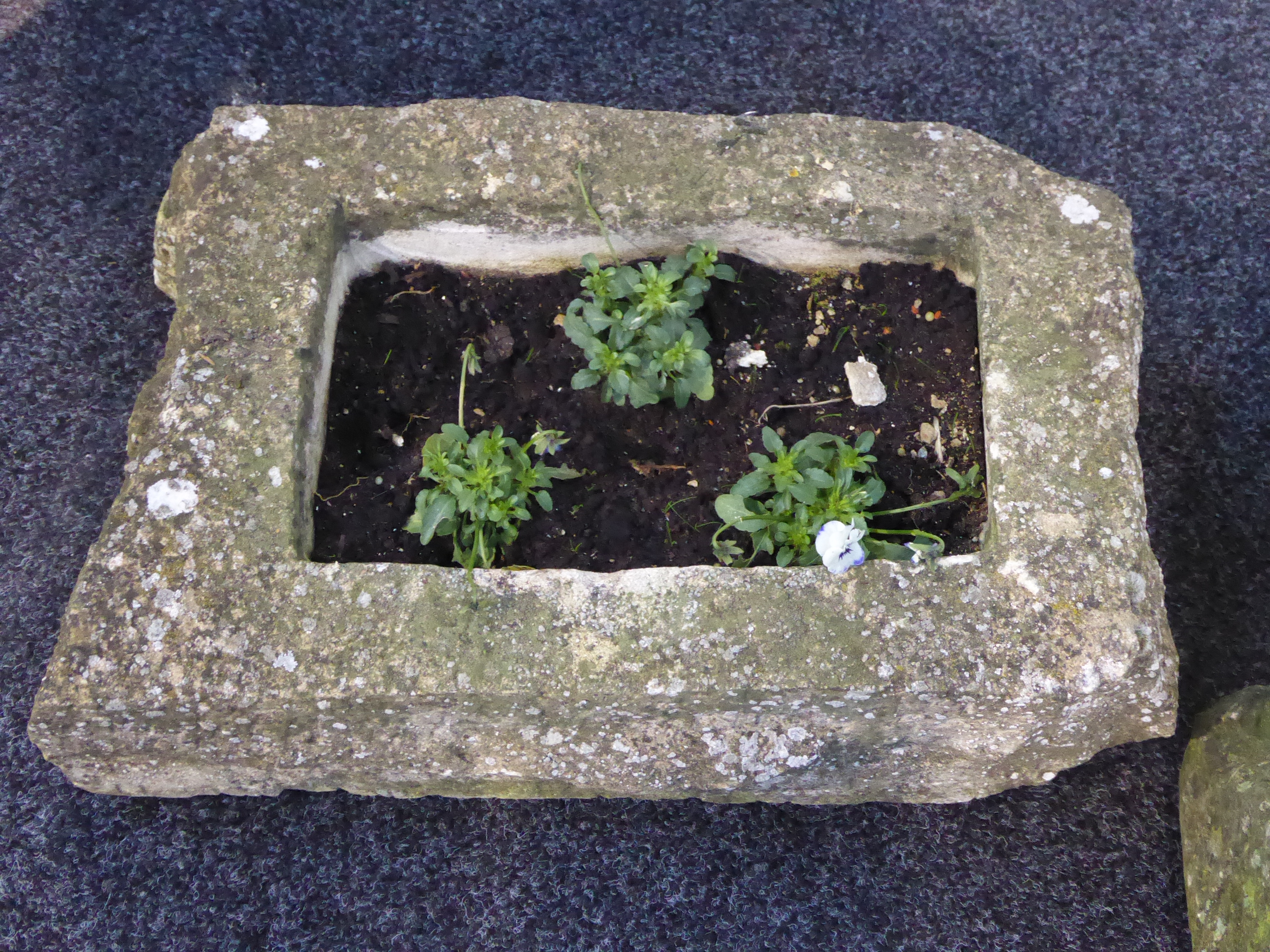 Square rough cut stone trough (38cm x 46cm), and a rectangular stone trough (28cm x 41cm), - Image 2 of 6