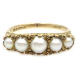 9ct gold ring set with five pearls,