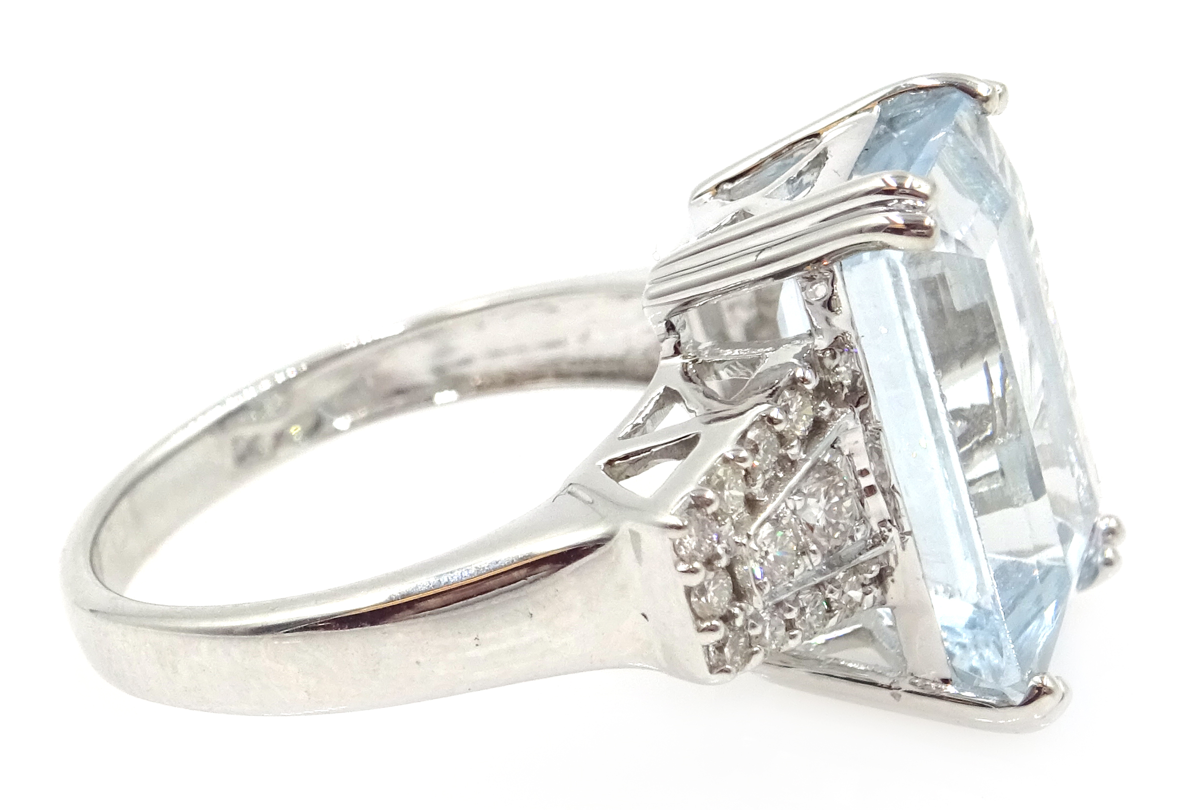 18ct white gold (tested) aquamarine and diamond ring, aquamarine approx 6. - Image 3 of 5
