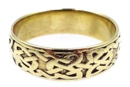 9ct gold Celtic design ring, hallmarked Condition Report & Further Details Approx 4.