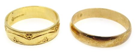 18ct gold wedding band, engraved decoration,