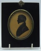 Early 19th Century oval silhouette of a gentleman with gilt highlights in papier mache frame 8.