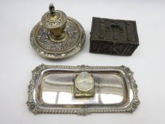 Victorian Elkington plate inkwell embossed with Putti with glass liner circa 1870,