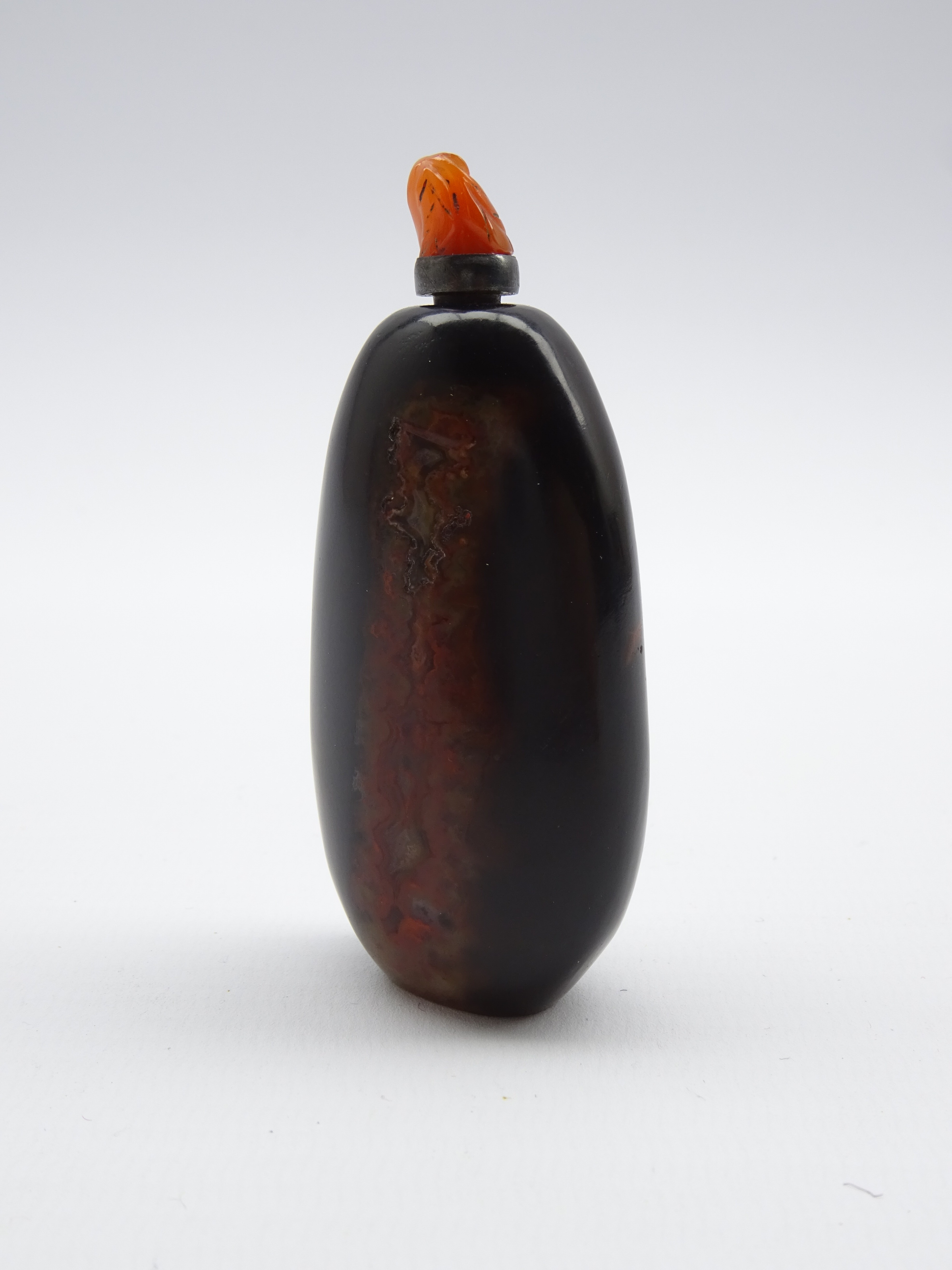 Chinese red and black agate snuff bottle of tapering design with carved coral mounted spoon L7cms - Image 2 of 3