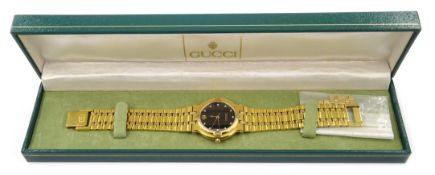 Gucci gold-plated wristwatch 9200M, black dial set with diamonds, with date aperture,