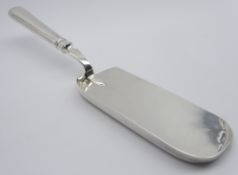 Edwardian crumb scoop with silver handle and blade,
