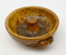 Mouseman oak pipe ashtray by Robert Thompson of Kilburn with carved mouse signature D13cm