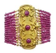 Fourteen row fine garnet bead bracelet, with a heavy 18ct gold clasp,