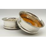 Pair of silver circular coasters with turned wood bases D11cm London 2000 Maker Braybrook & Britten