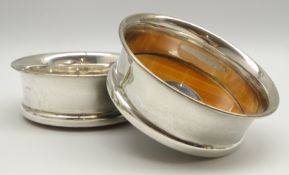 Pair of silver circular coasters with turned wood bases D11cm London 2000 Maker Braybrook & Britten